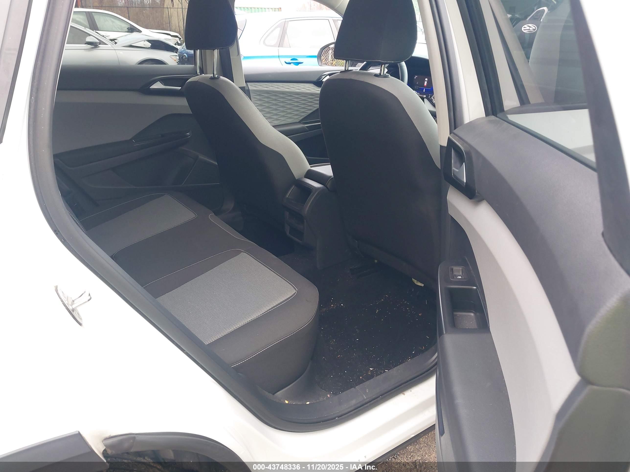 VOLKSWAGEN TAOS image 8
