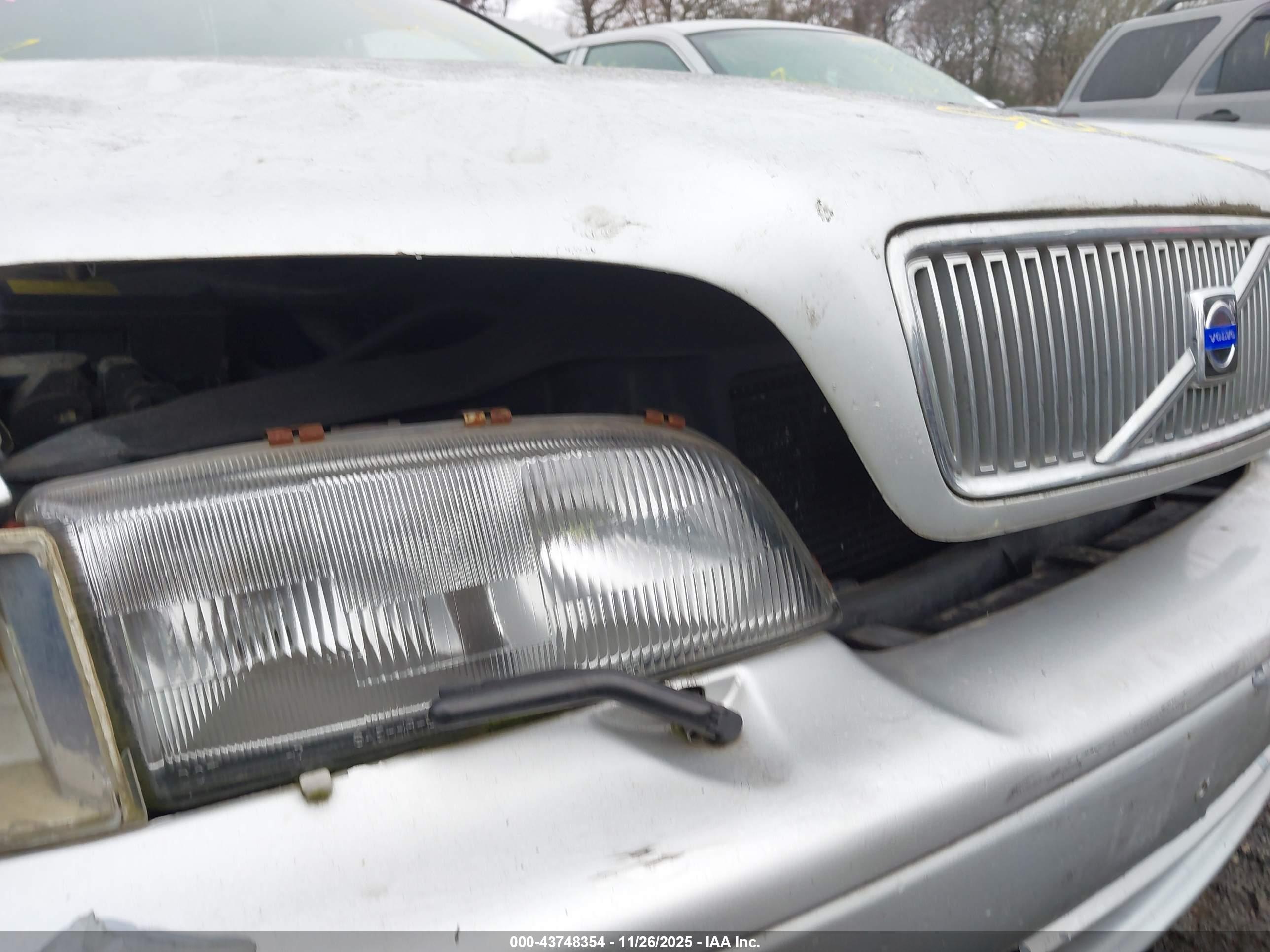 VOLVO C70 image 10