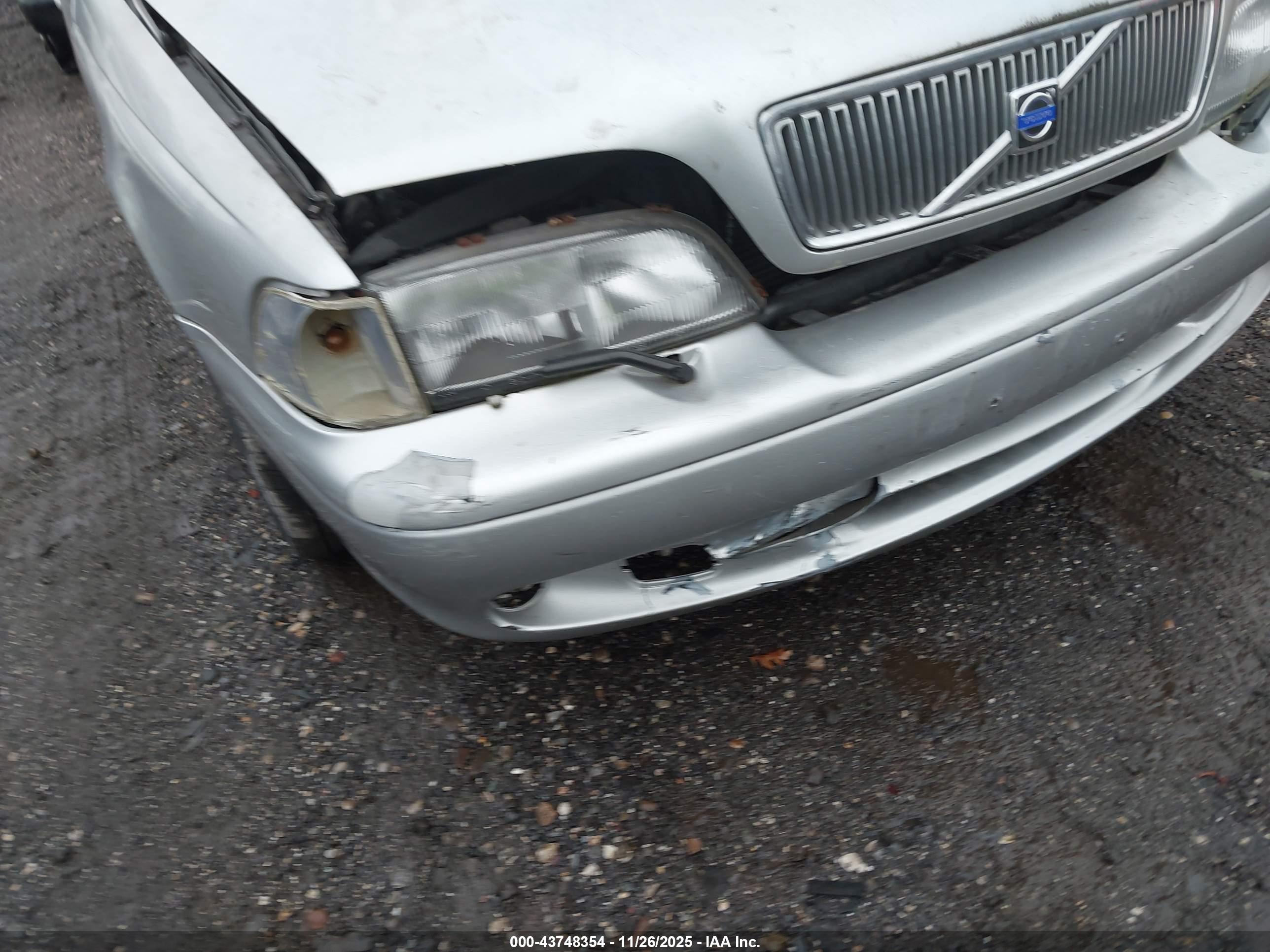 VOLVO C70 image 6