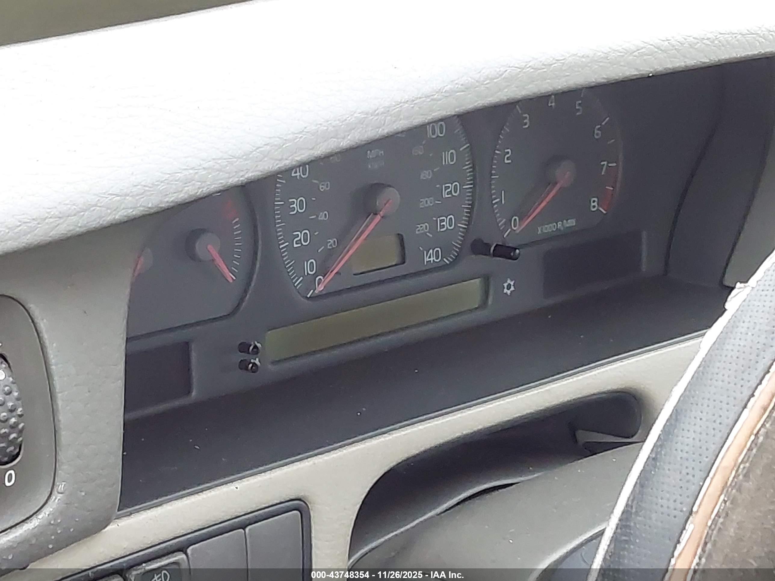VOLVO C70 image 7