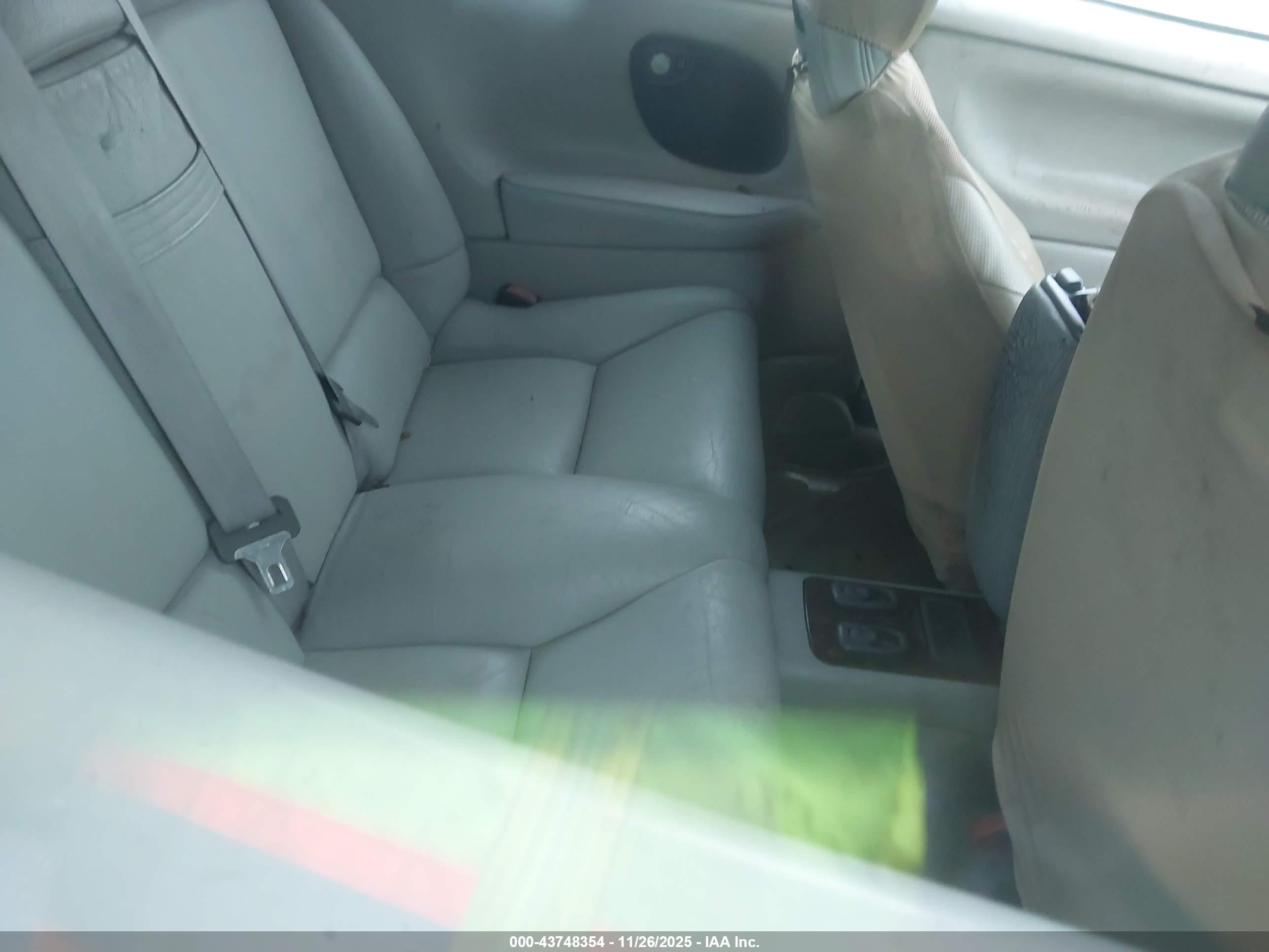 VOLVO C70 image 8
