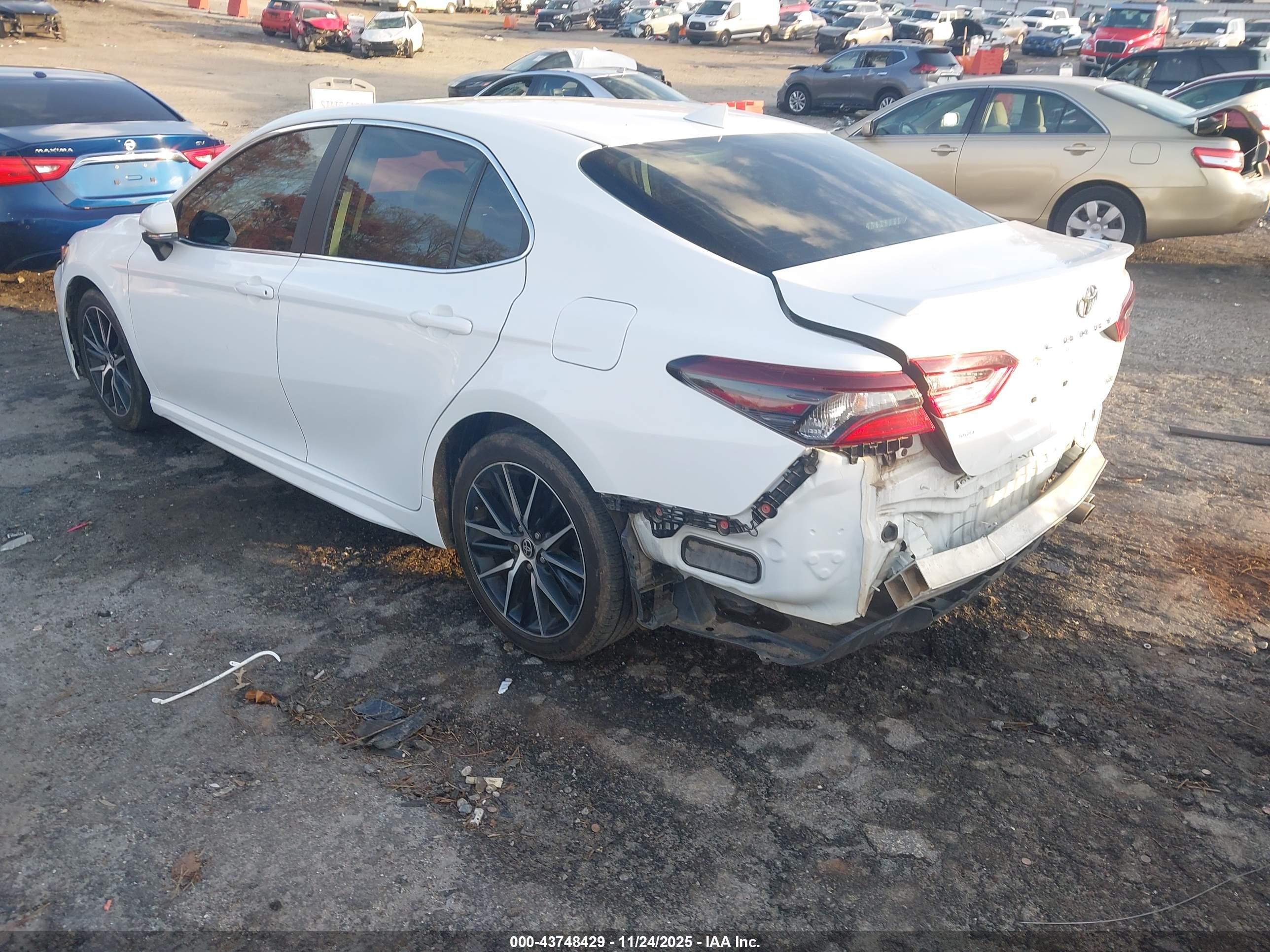 TOYOTA CAMRY image 3