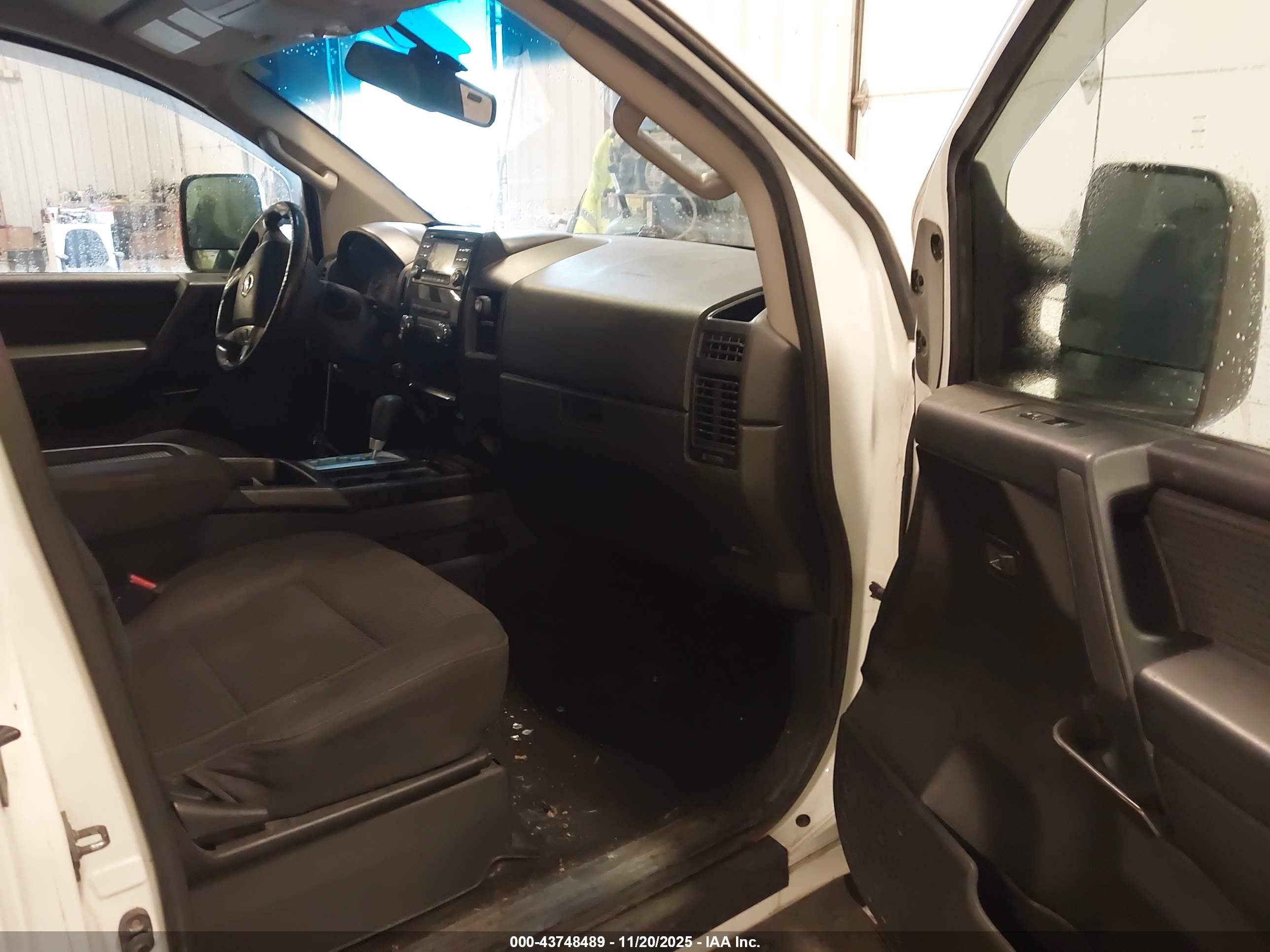 NISSAN TITAN image 5