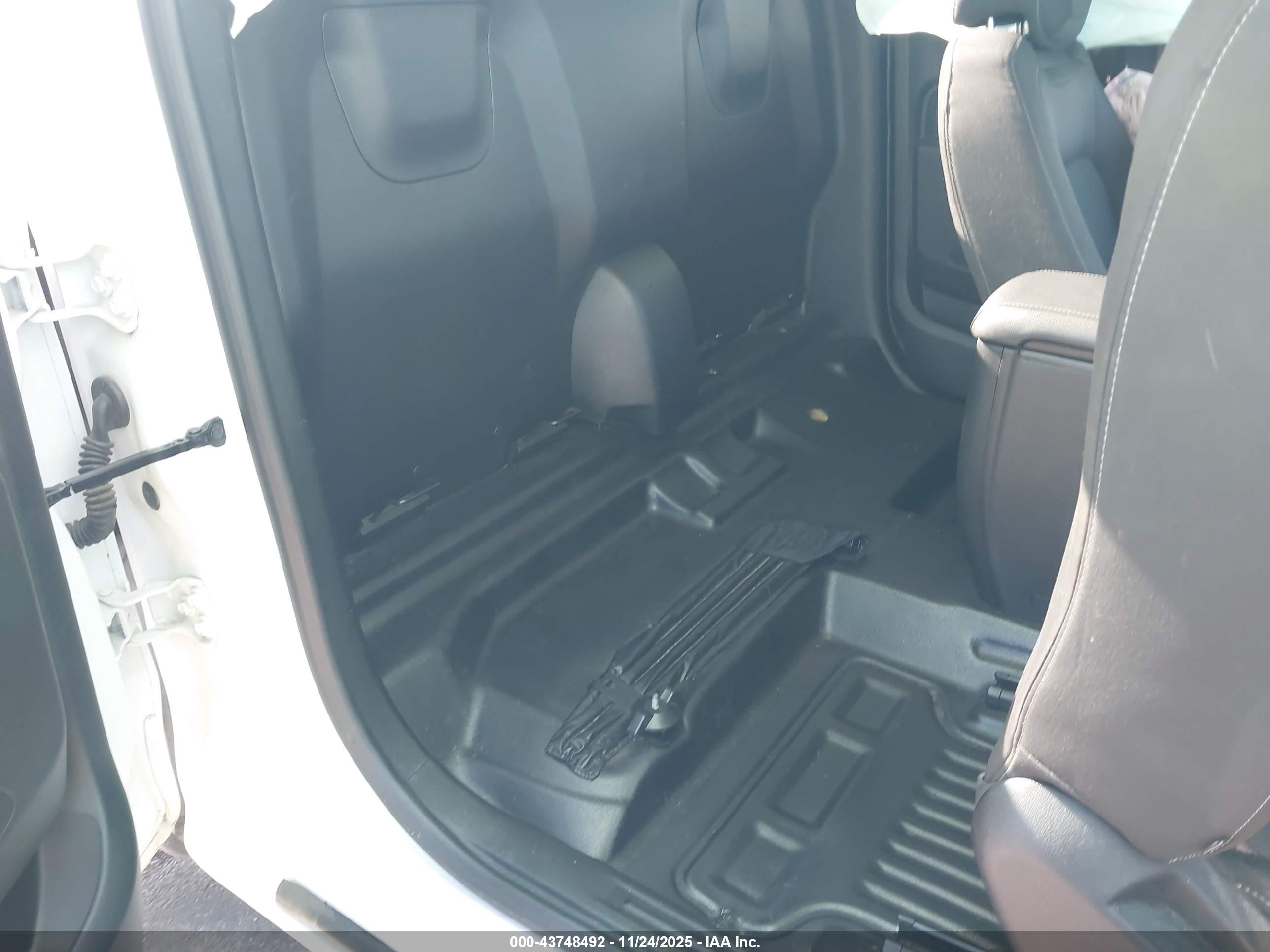CHEVROLET COLORADO image 8
