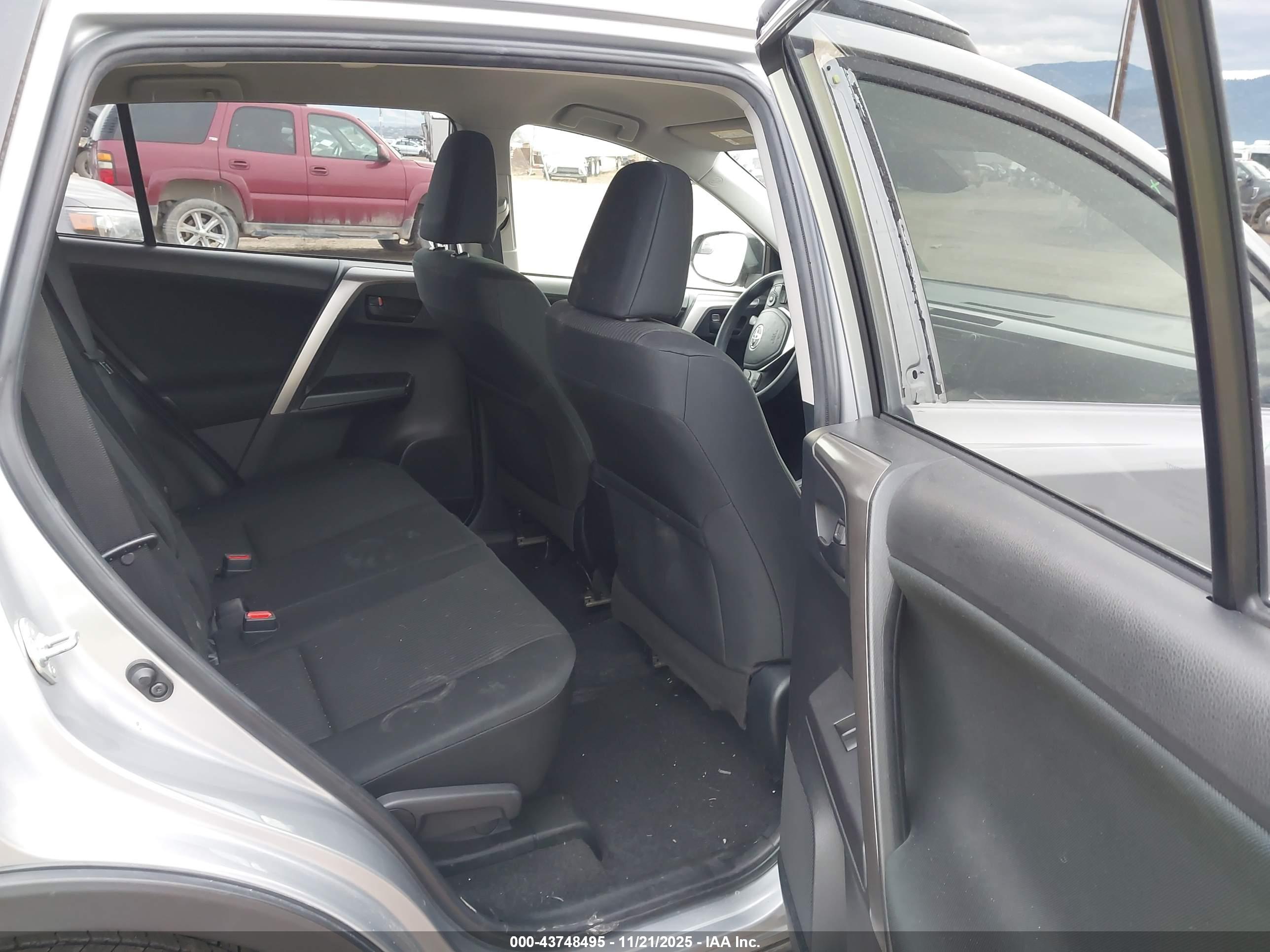 TOYOTA RAV4 image 8