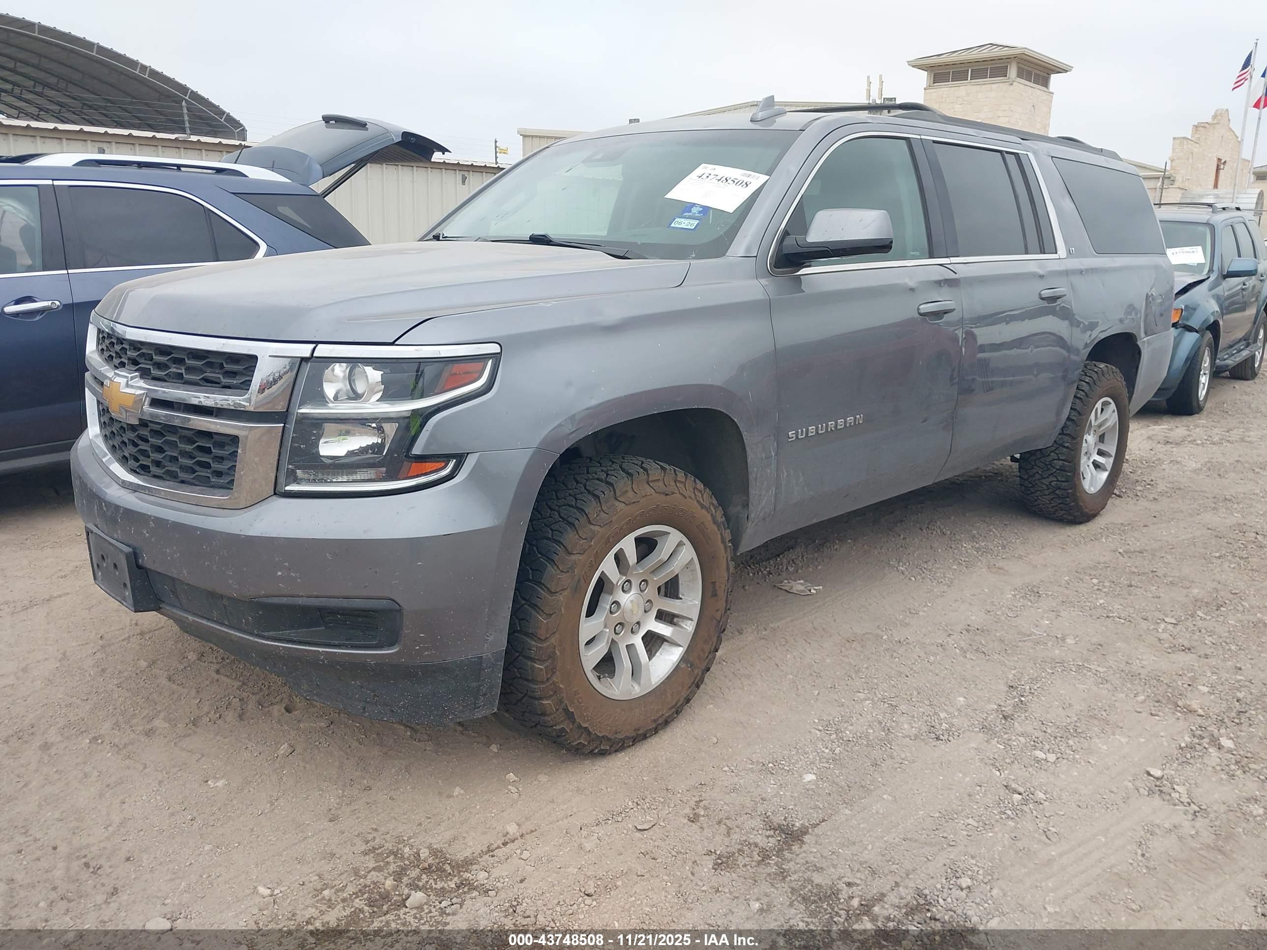 CHEVROLET SUBURBAN image 2