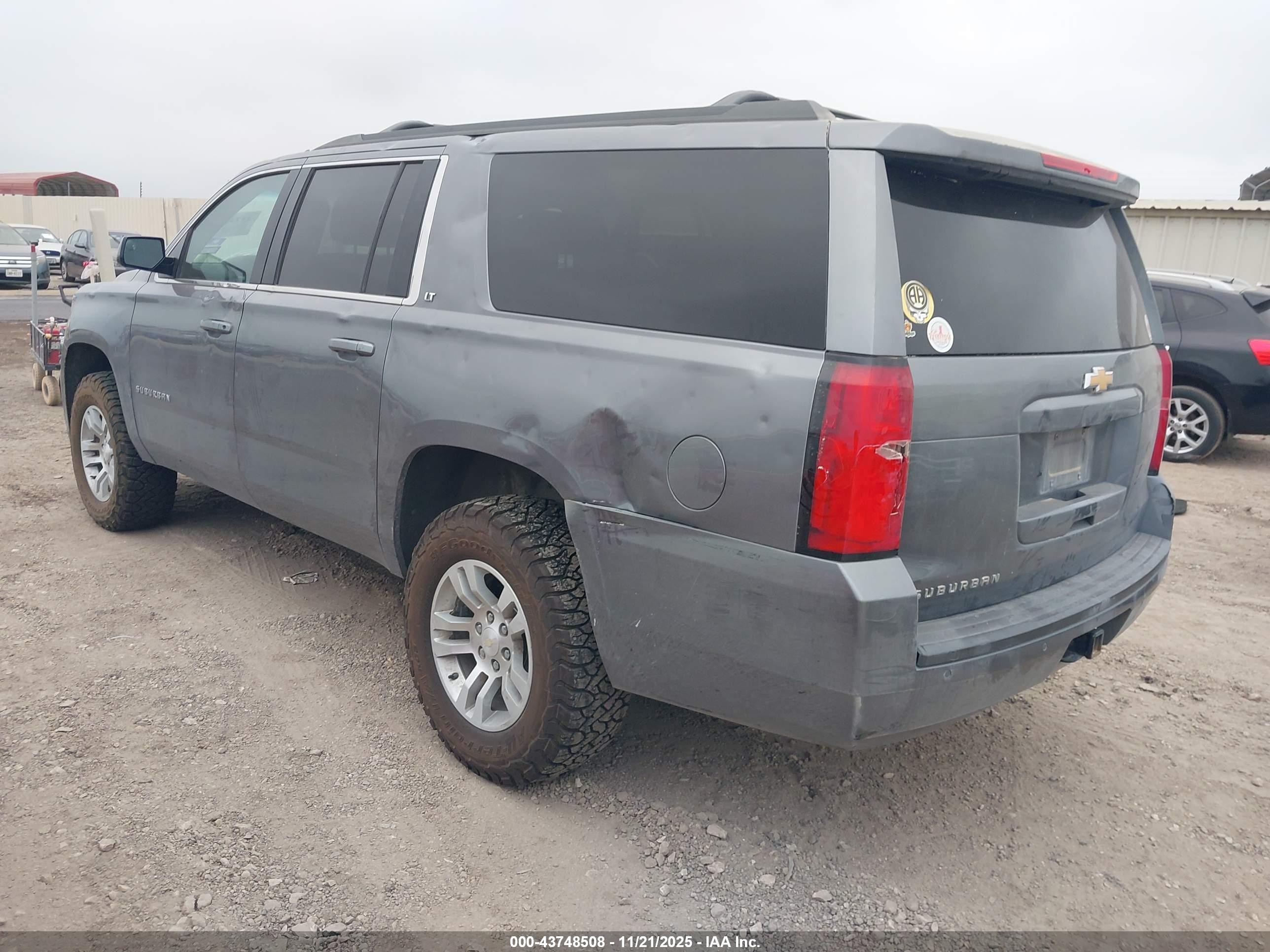CHEVROLET SUBURBAN image 3