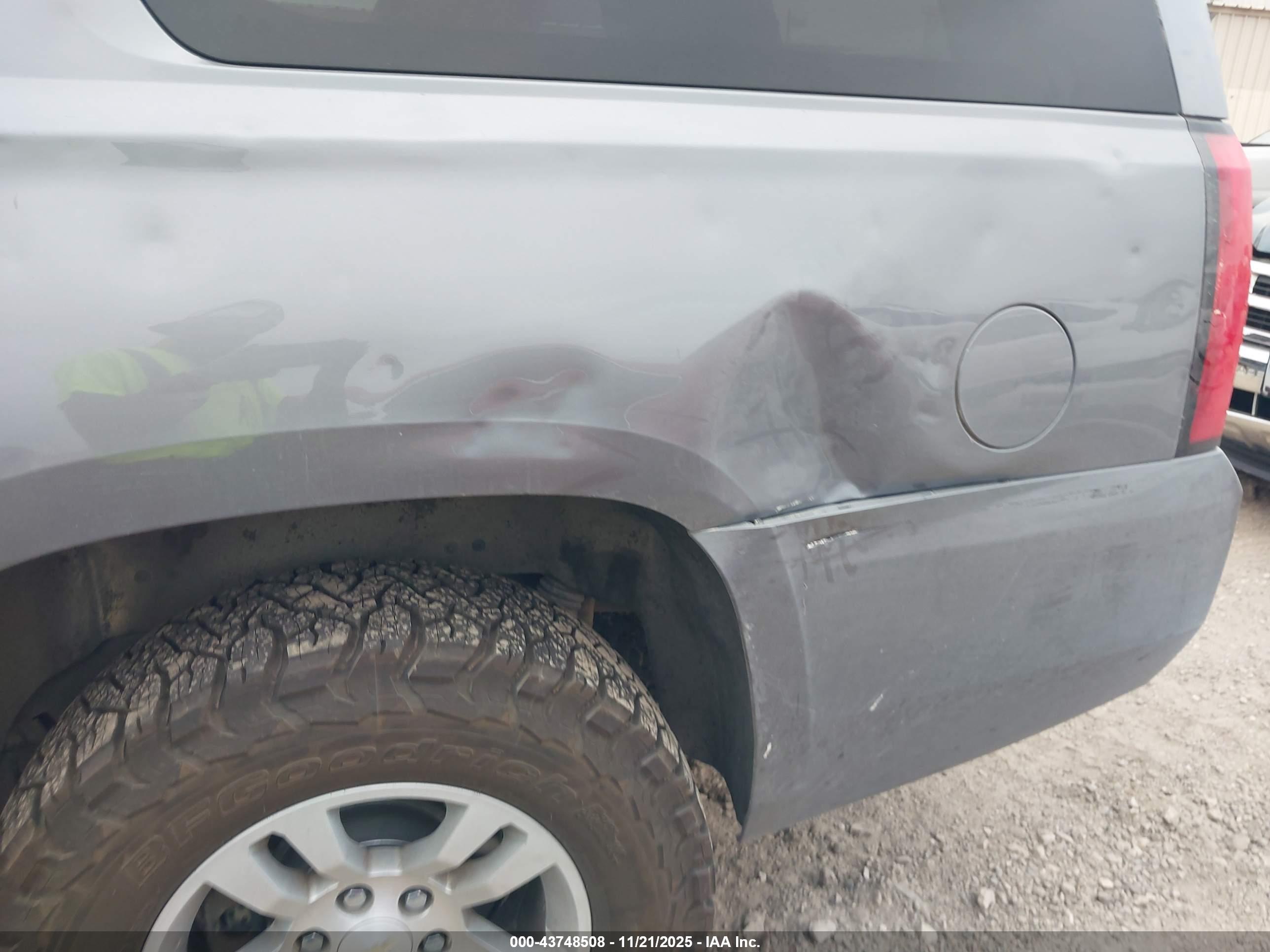 CHEVROLET SUBURBAN image 6
