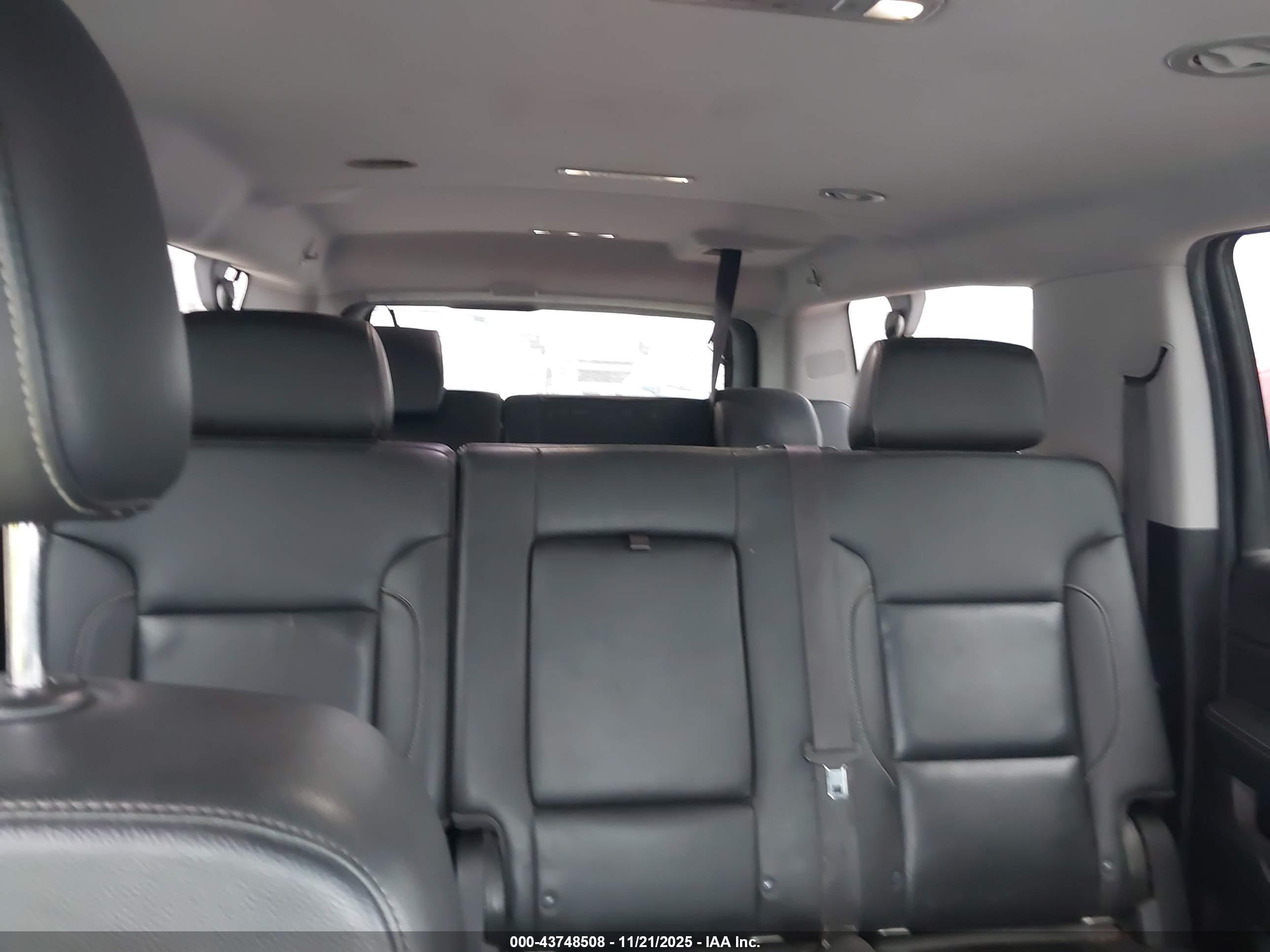 CHEVROLET SUBURBAN image 8