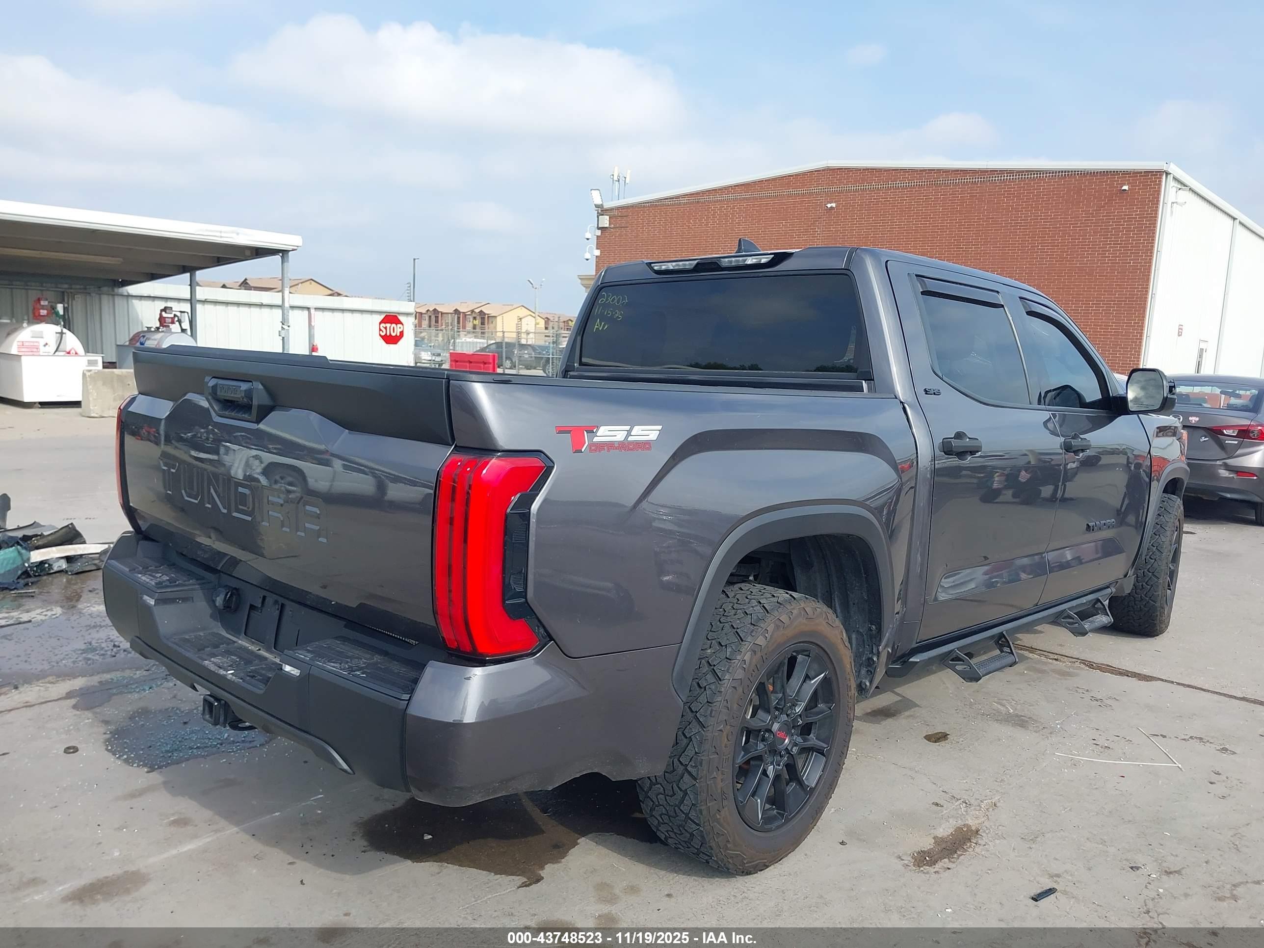 TOYOTA TUNDRA image 4