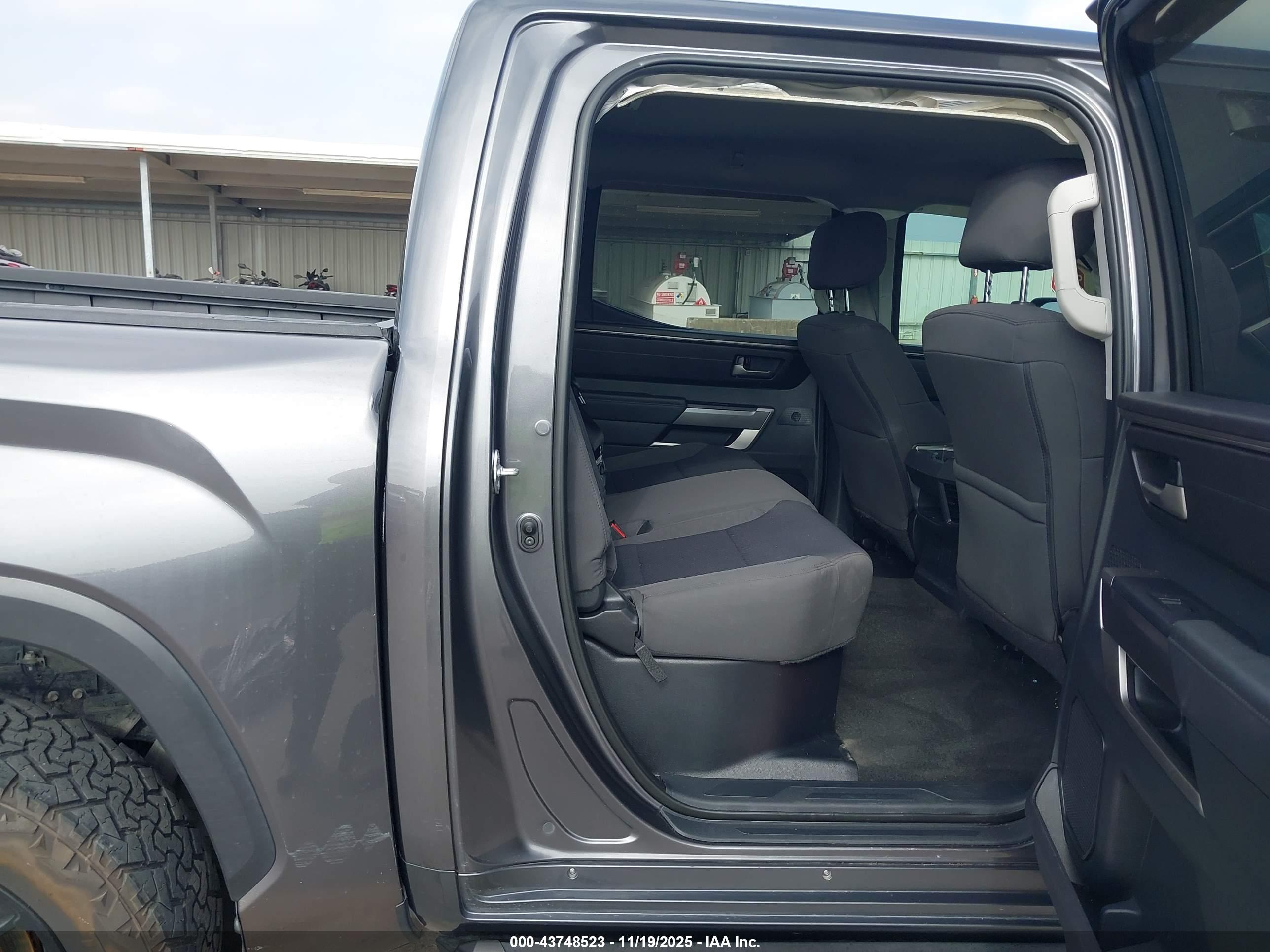 TOYOTA TUNDRA image 8