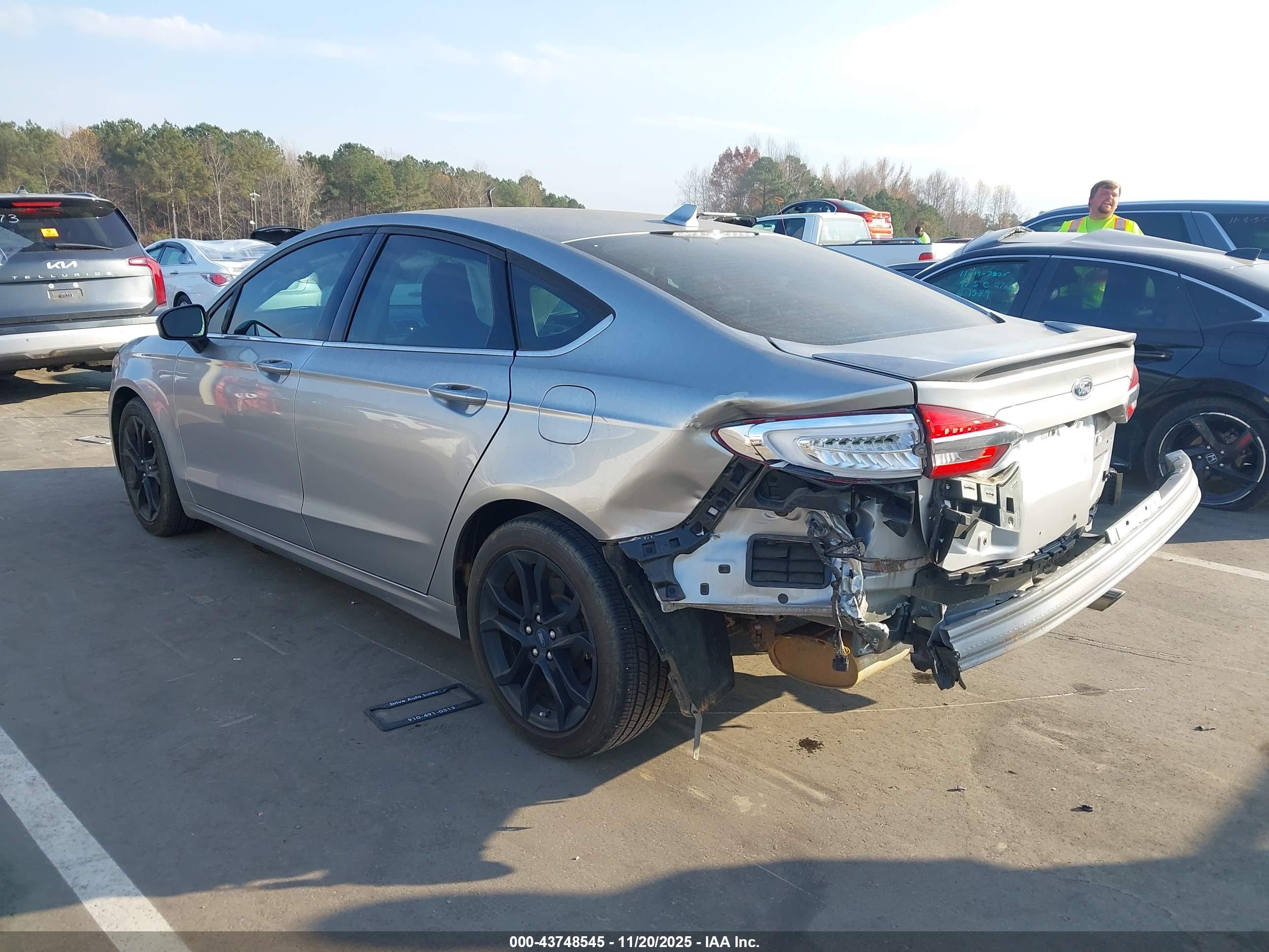 FORD FUSION image 3