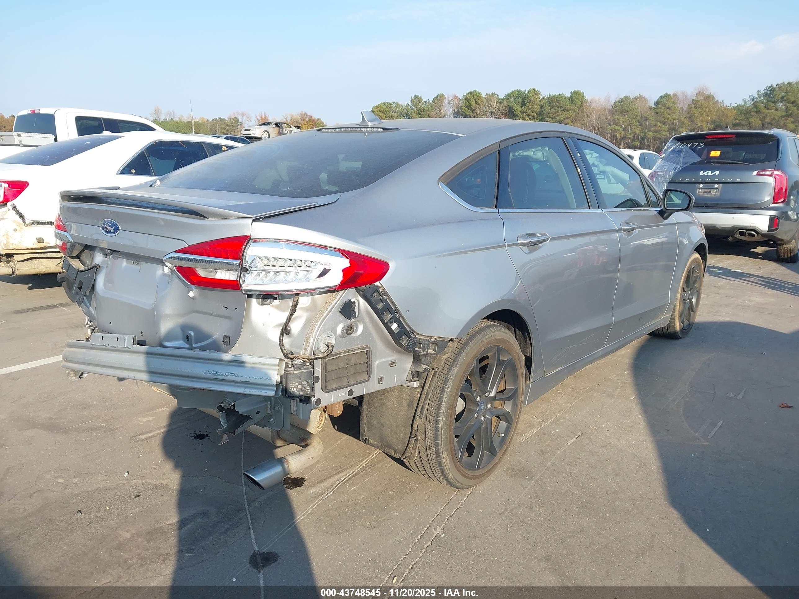 FORD FUSION image 4