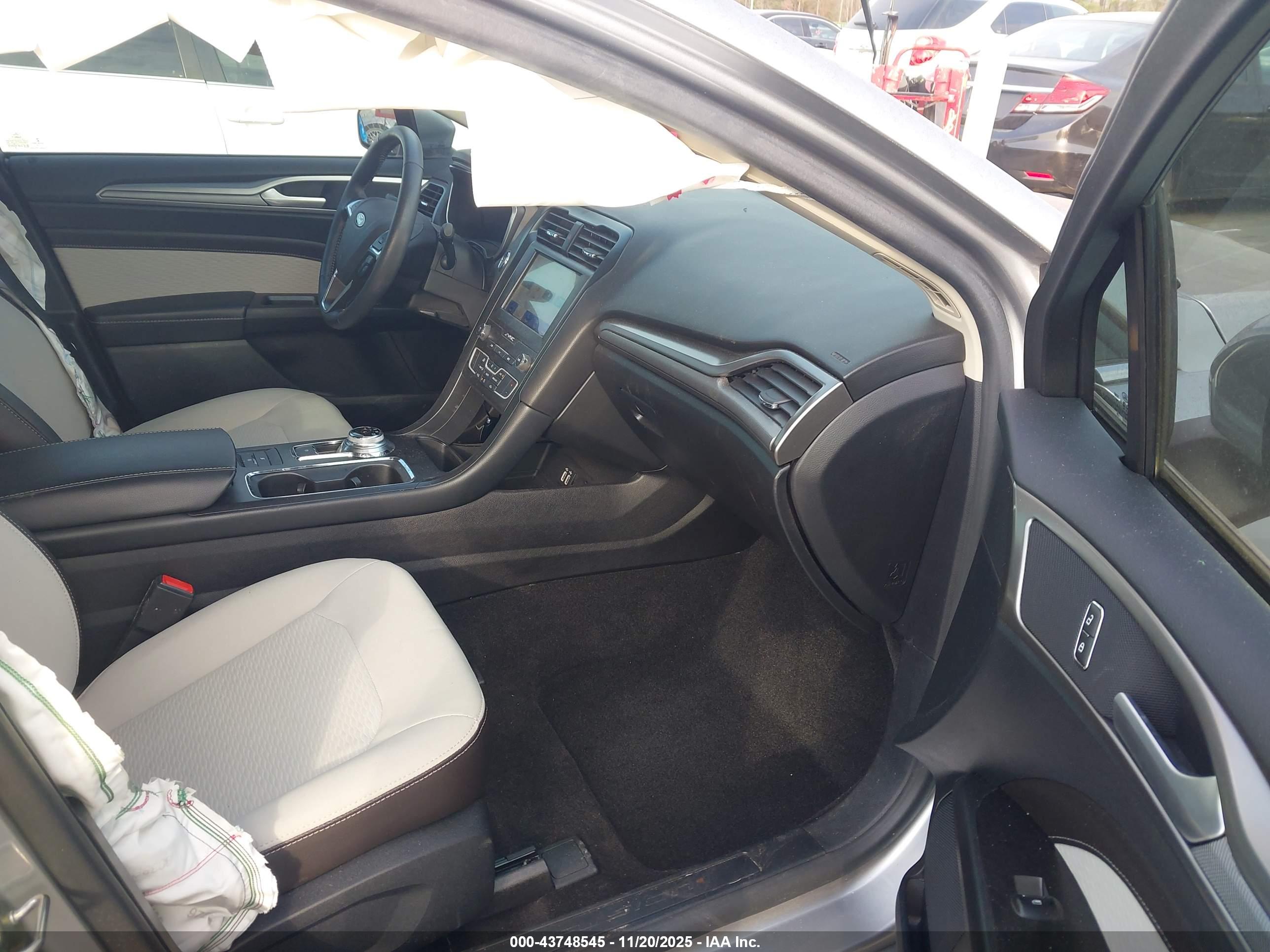 FORD FUSION image 5