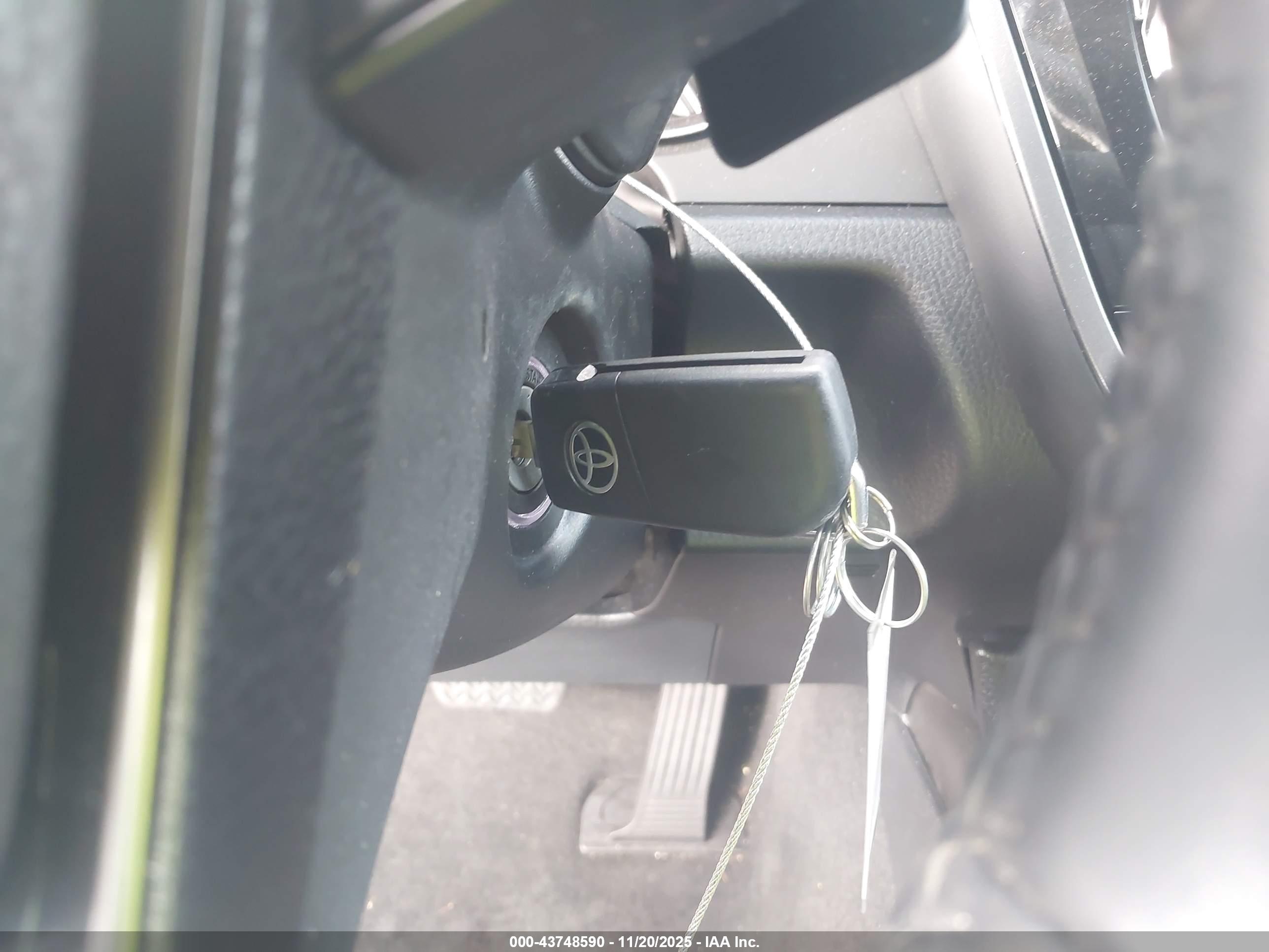 TOYOTA CAMRY image 11