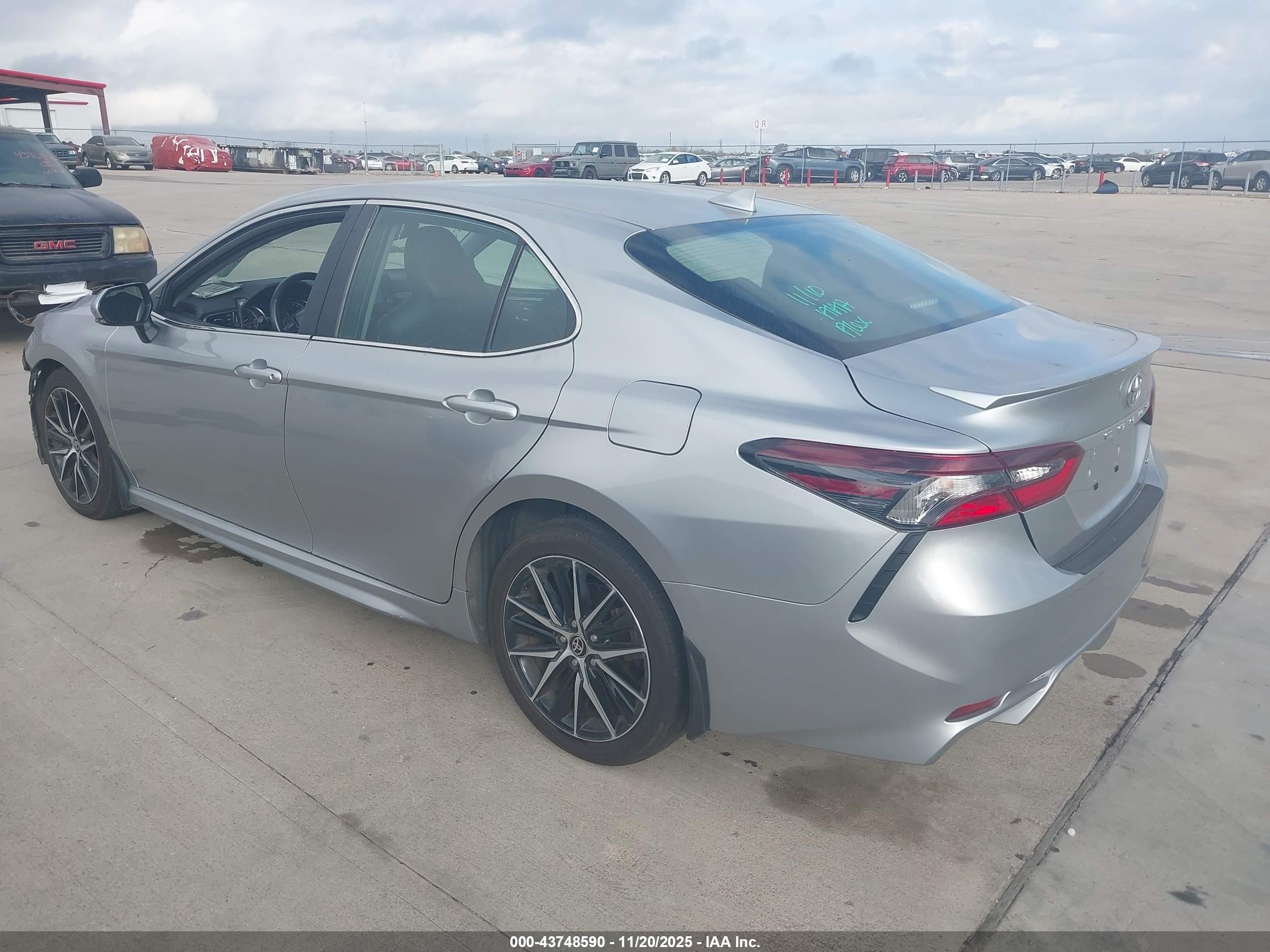 TOYOTA CAMRY image 3