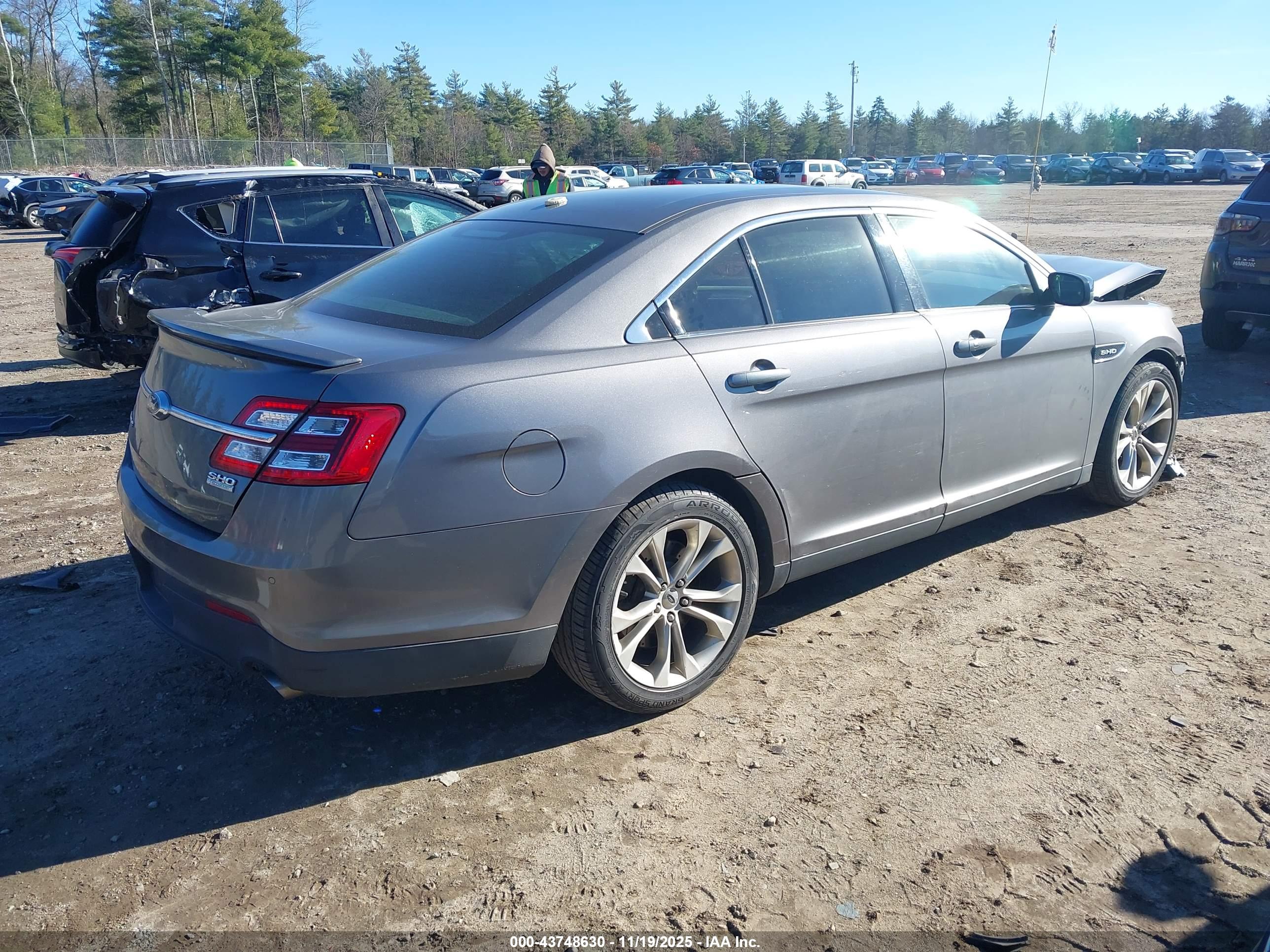 FORD TAURUS image 4