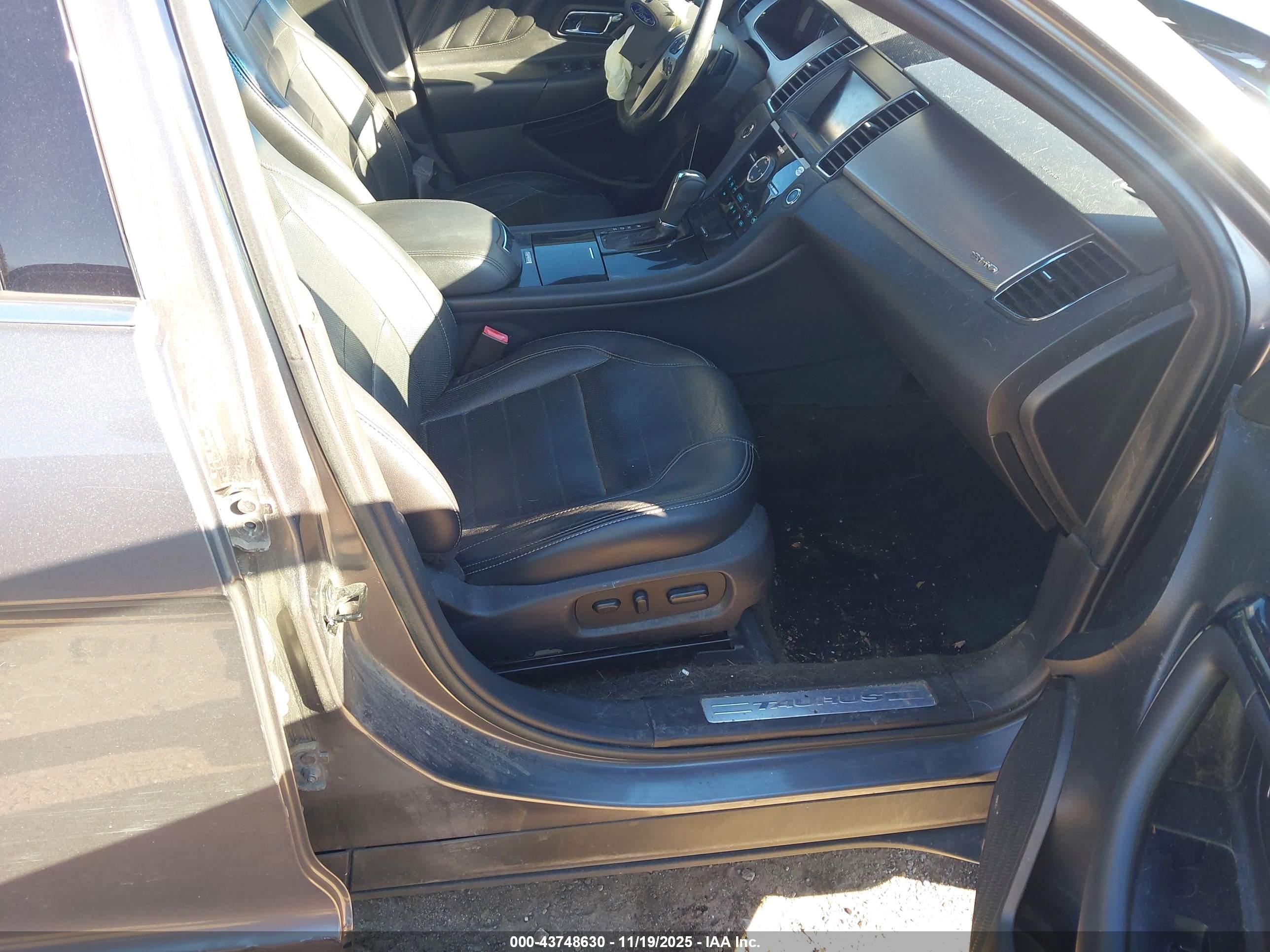 FORD TAURUS image 5