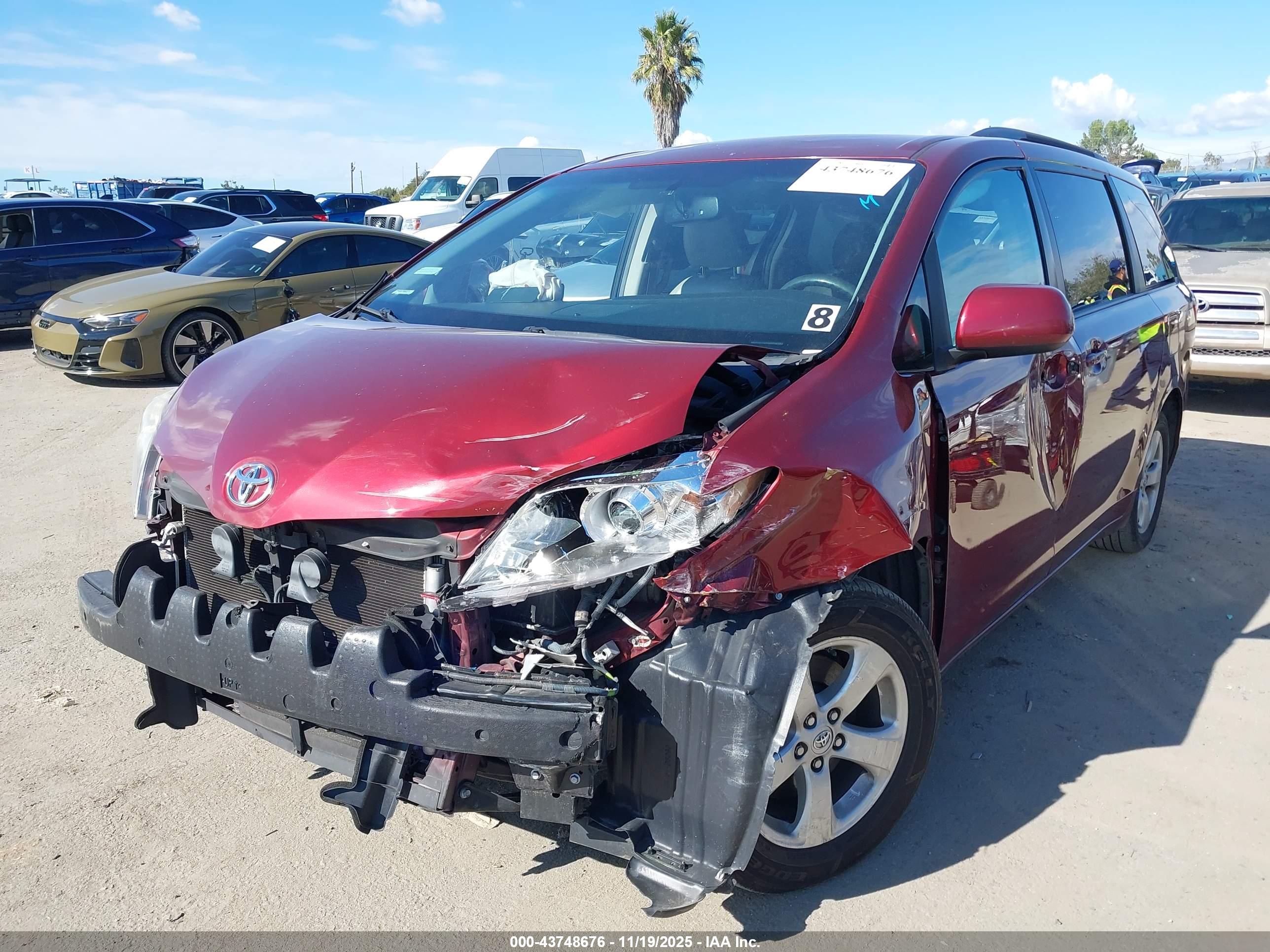 TOYOTA SIENNA image 2