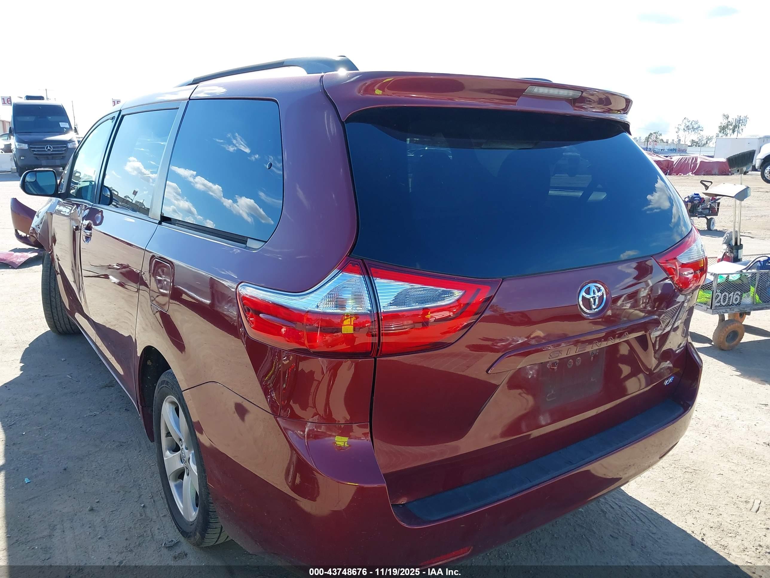 TOYOTA SIENNA image 3