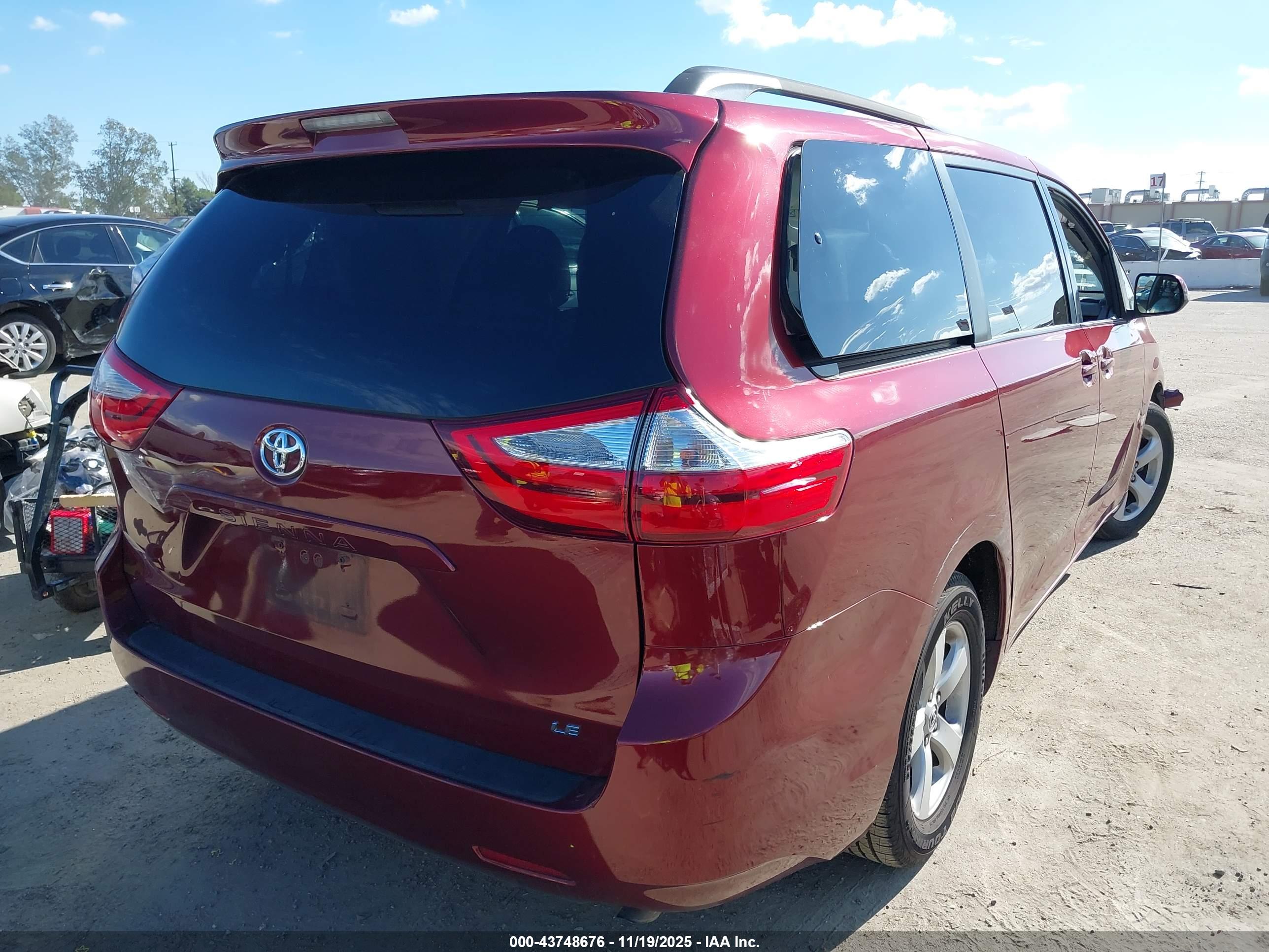 TOYOTA SIENNA image 4