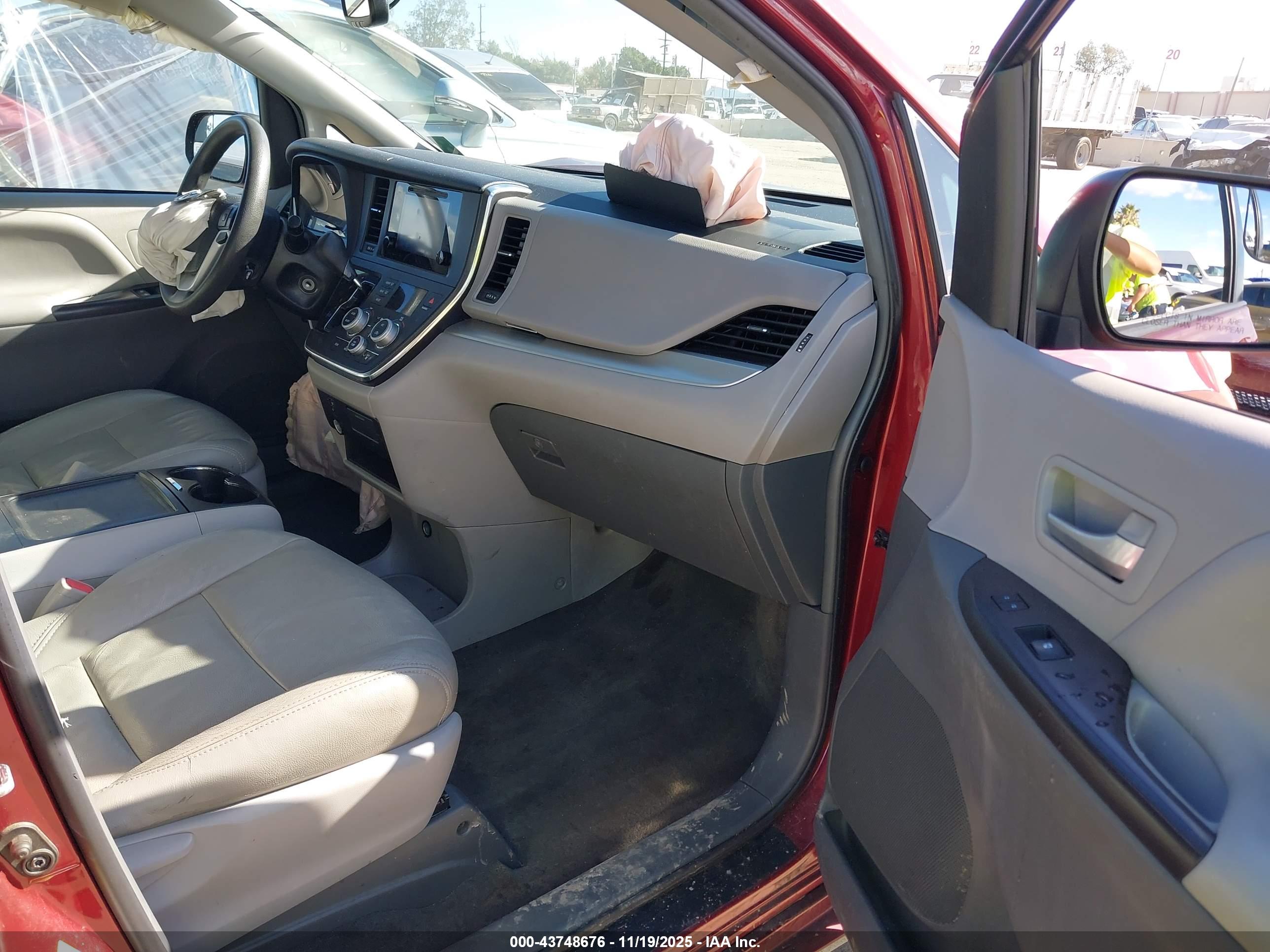 TOYOTA SIENNA image 5