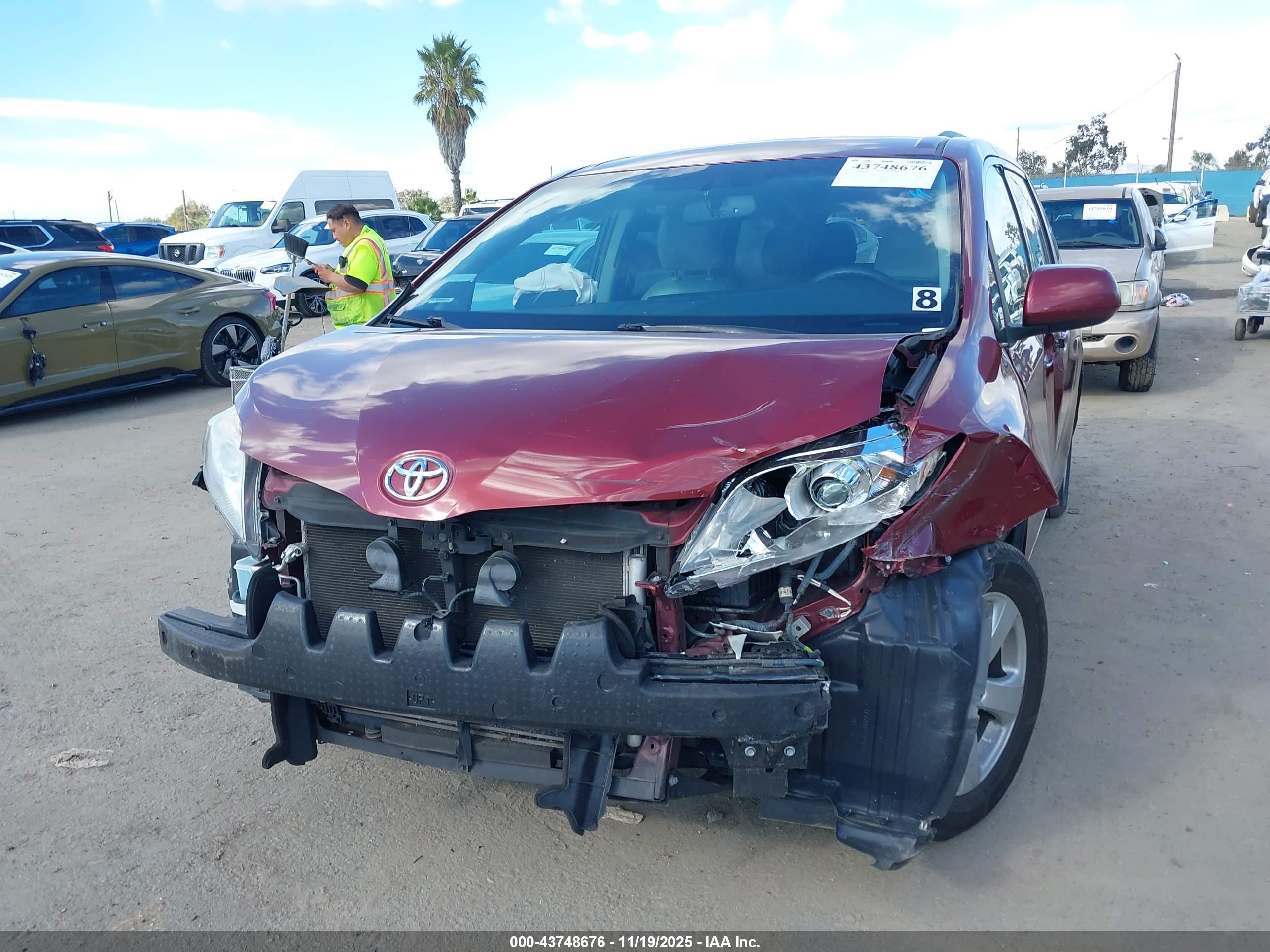 TOYOTA SIENNA image 6
