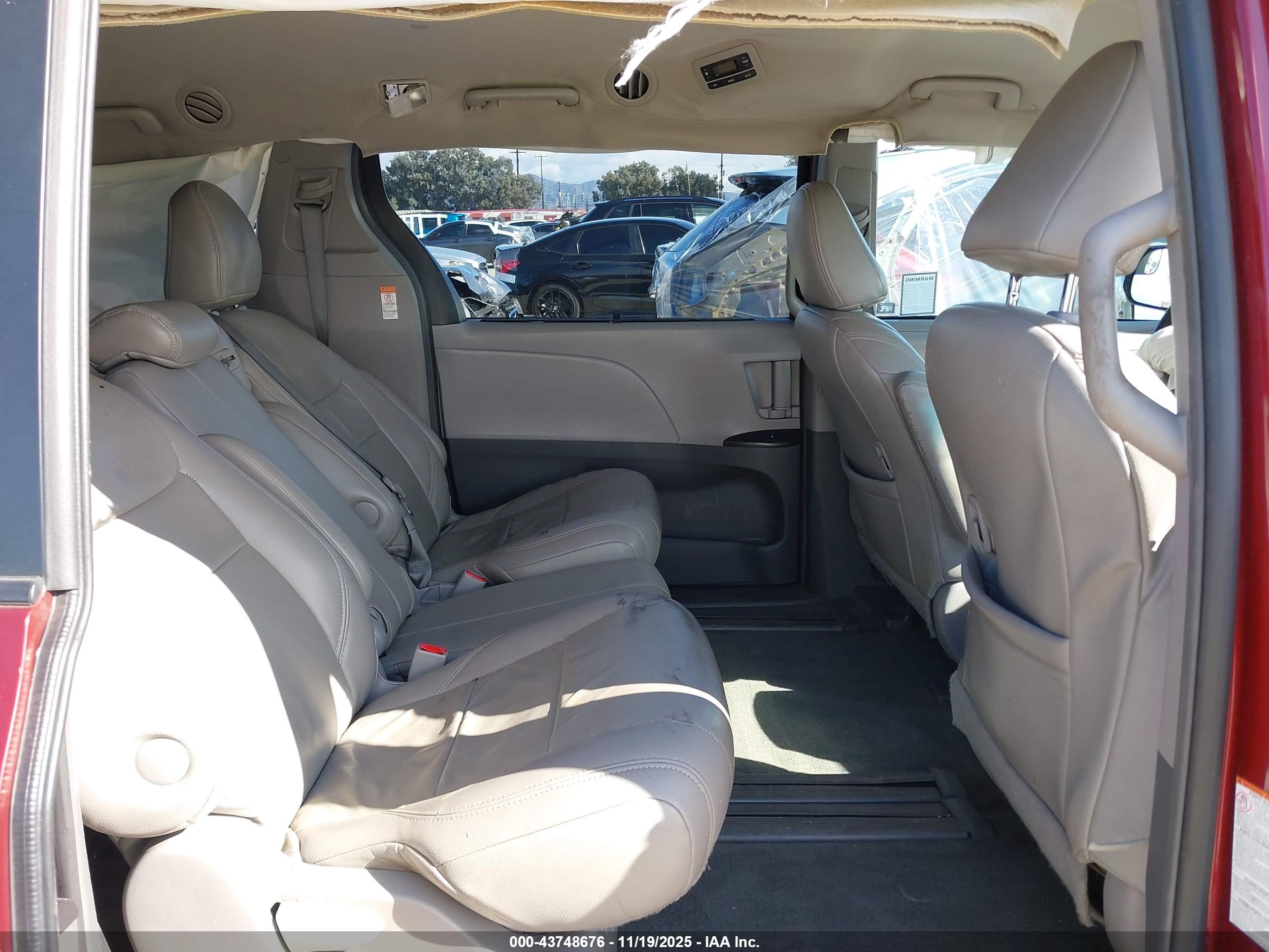 TOYOTA SIENNA image 8