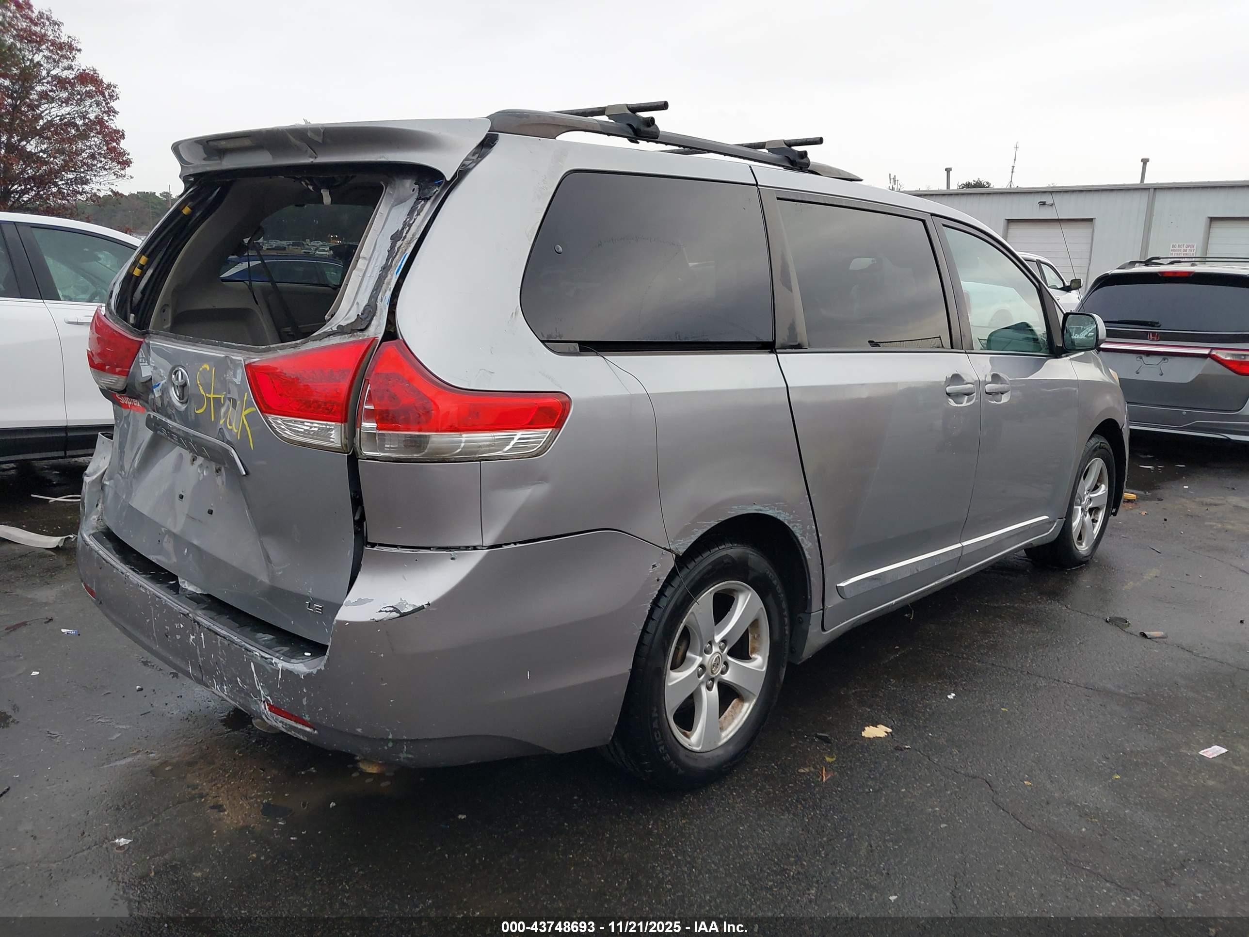 TOYOTA SIENNA image 4