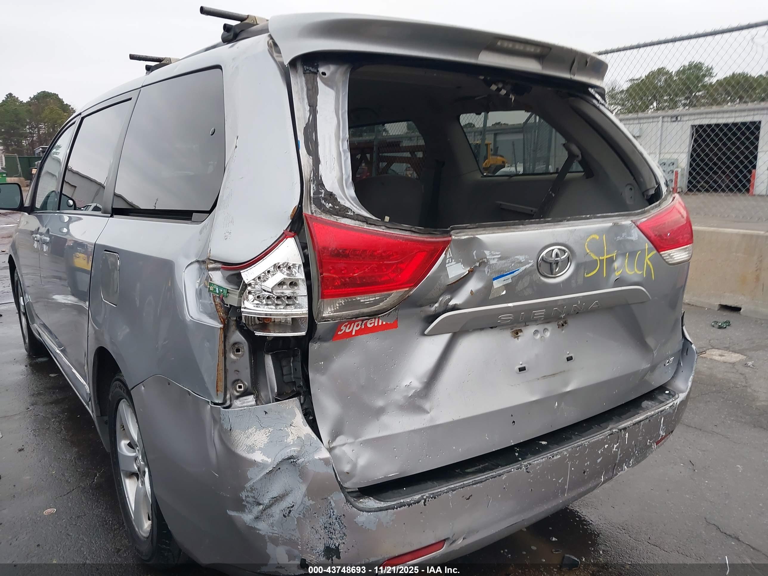 TOYOTA SIENNA image 6