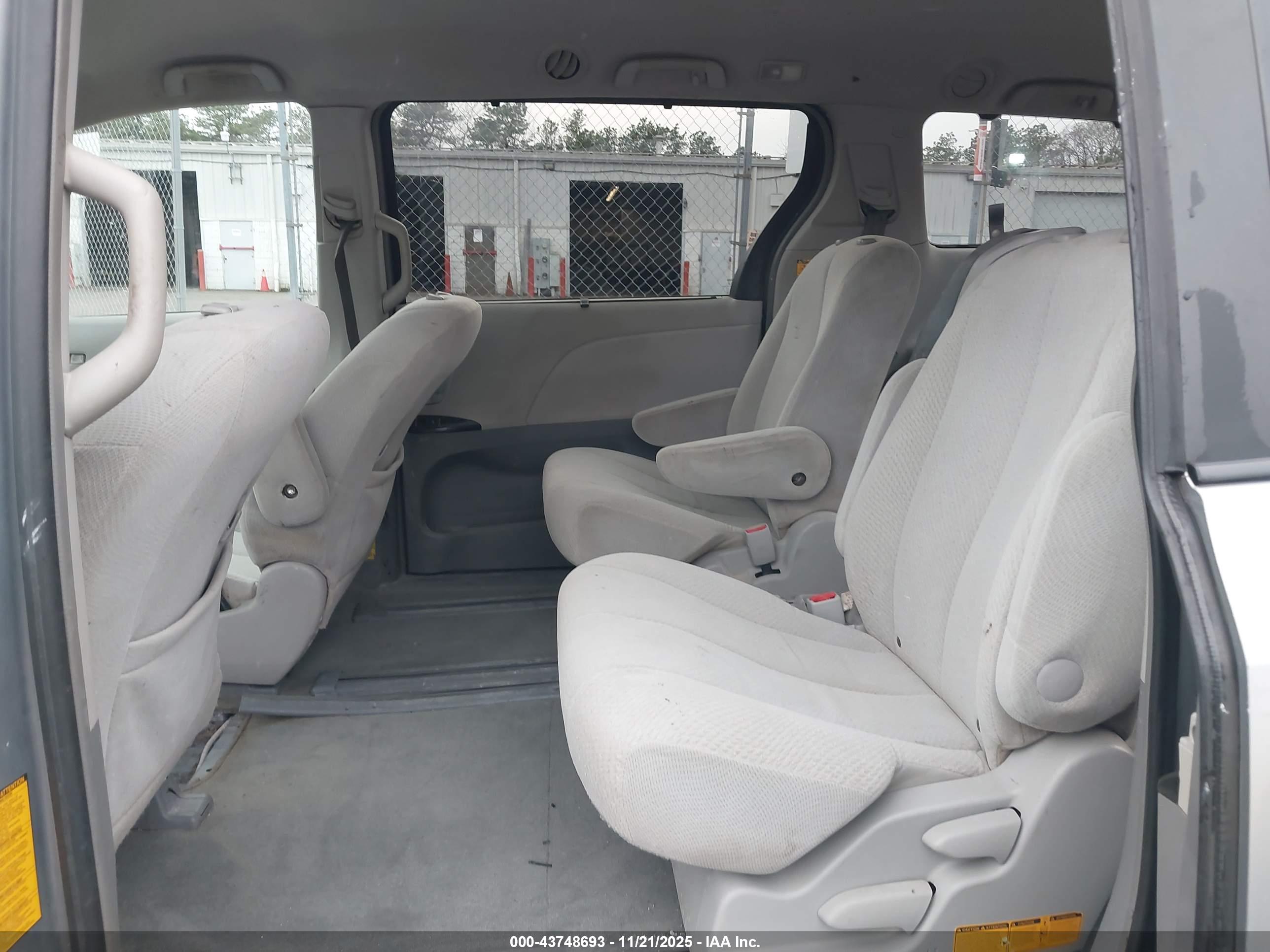 TOYOTA SIENNA image 8