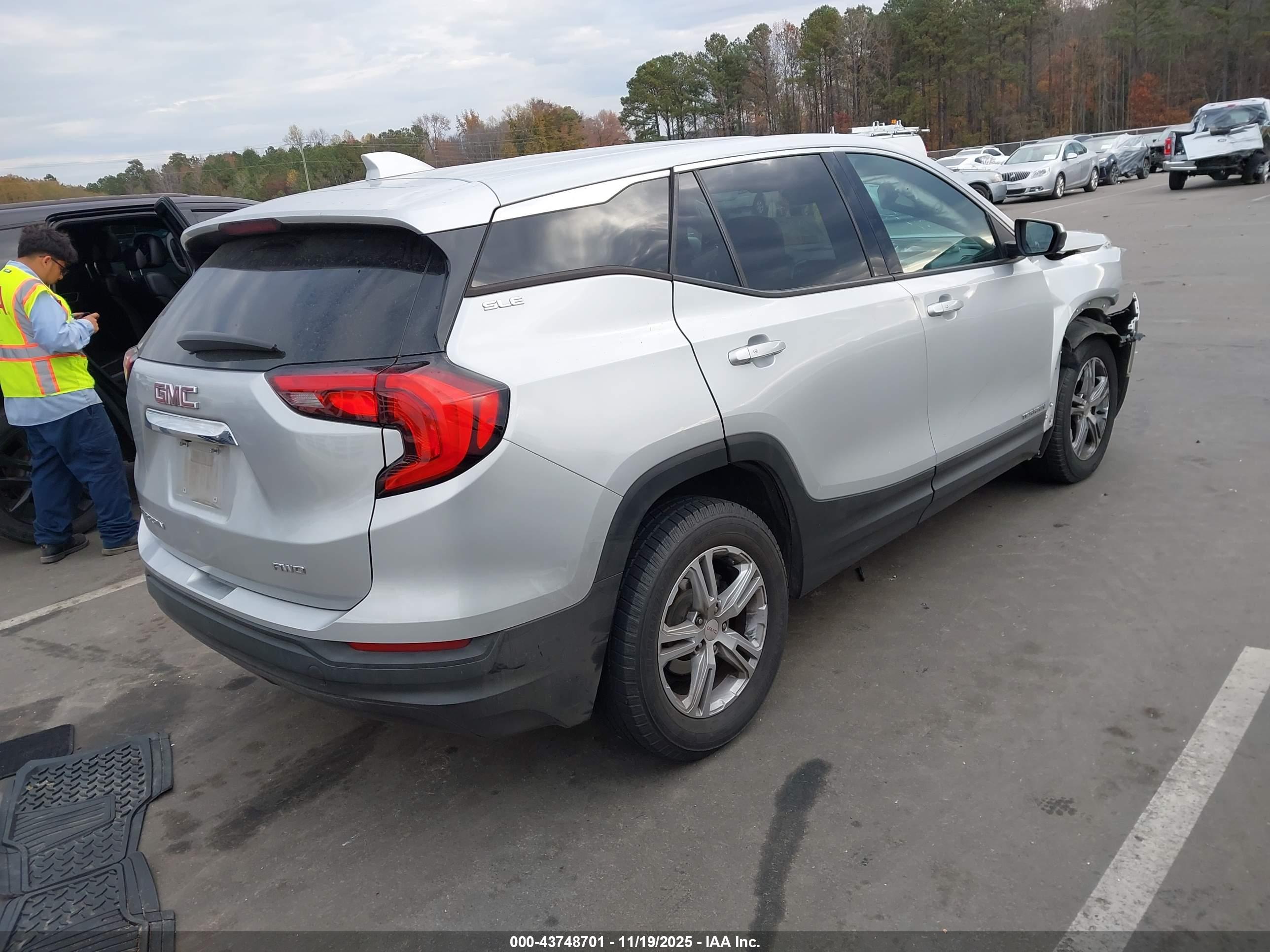 GMC TERRAIN image 4