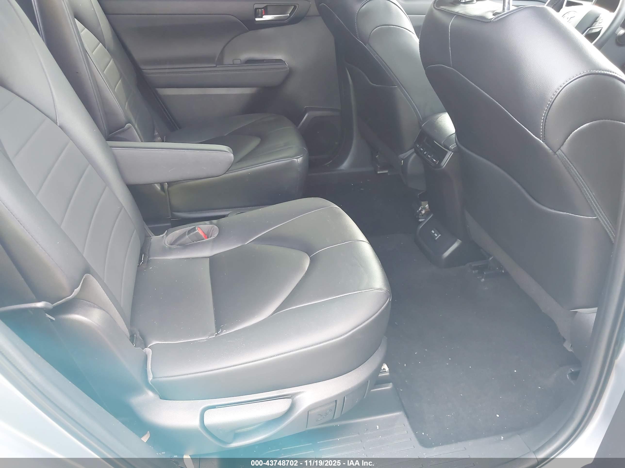 TOYOTA HIGHLANDER image 8
