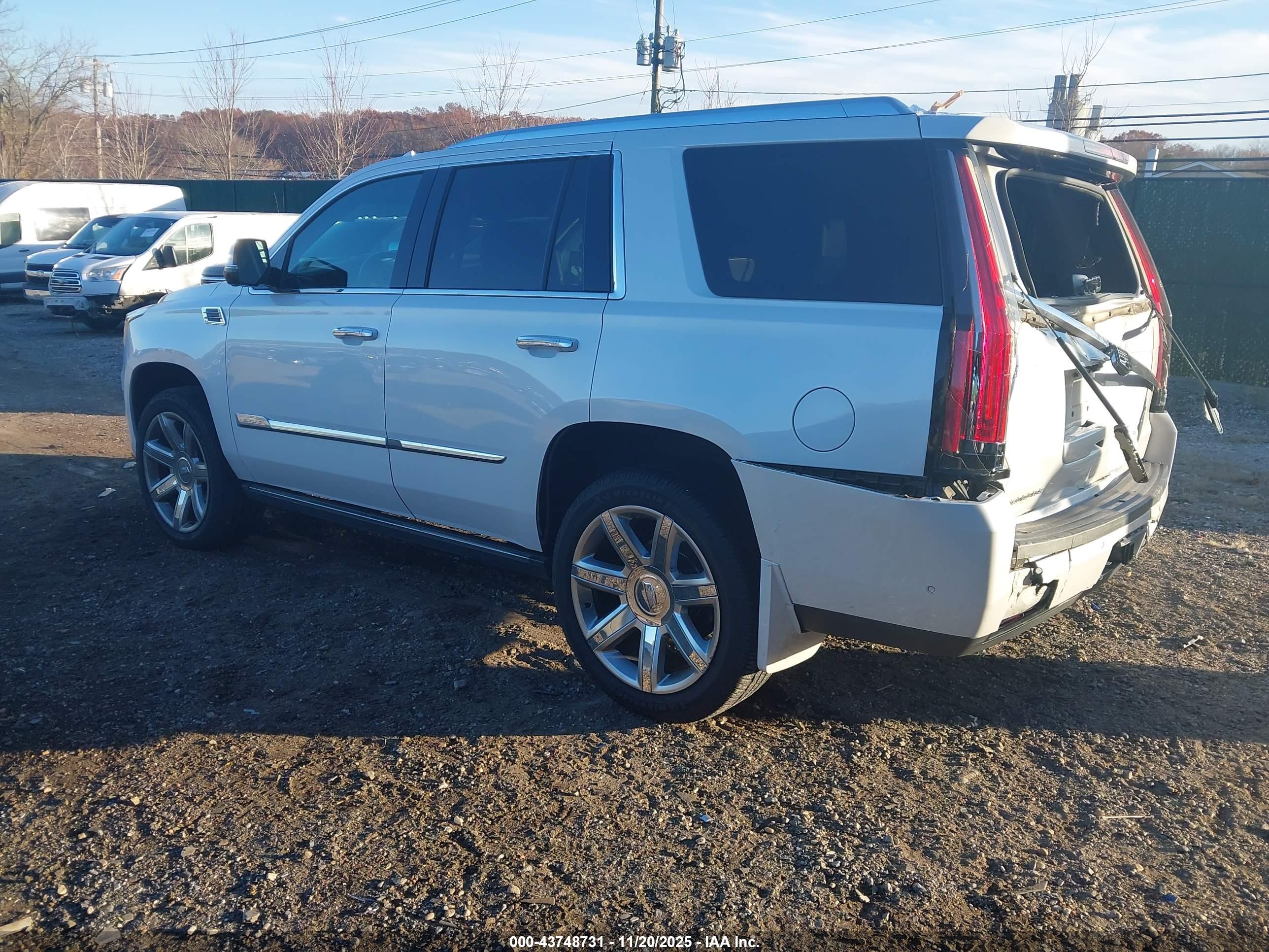 CADILLAC ESCALADE image 3