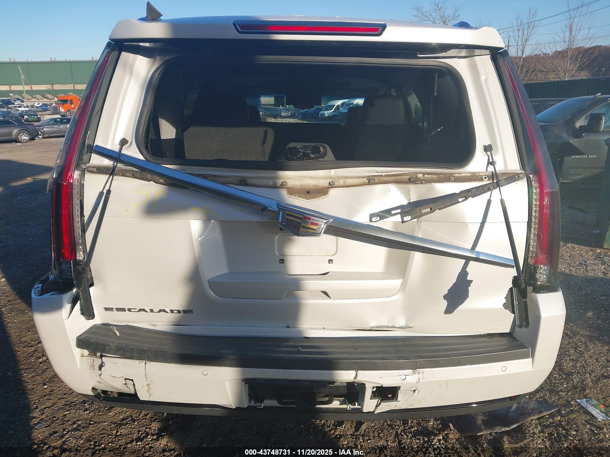 CADILLAC ESCALADE image 6