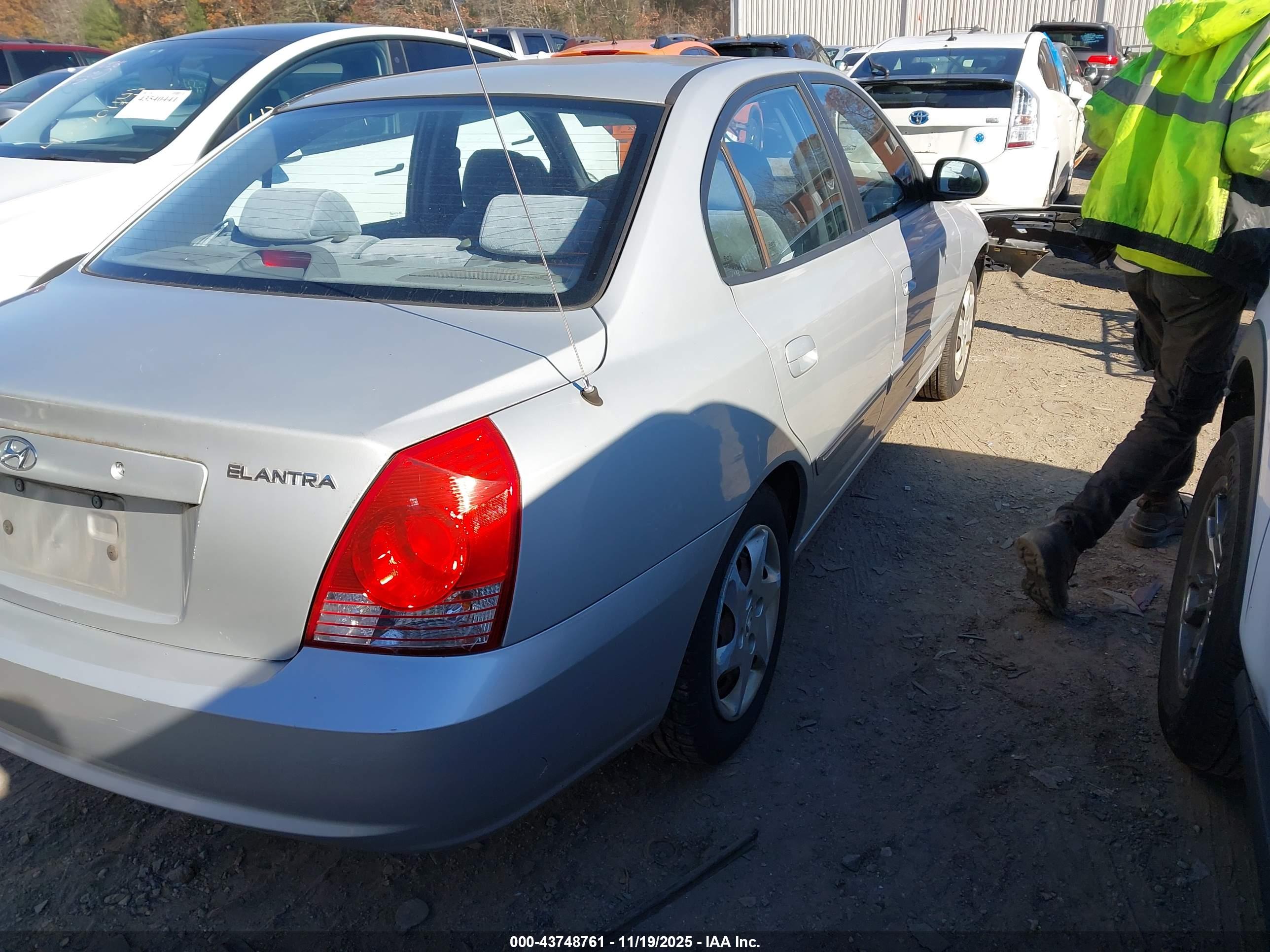 HYUNDAI ELANTRA image 4