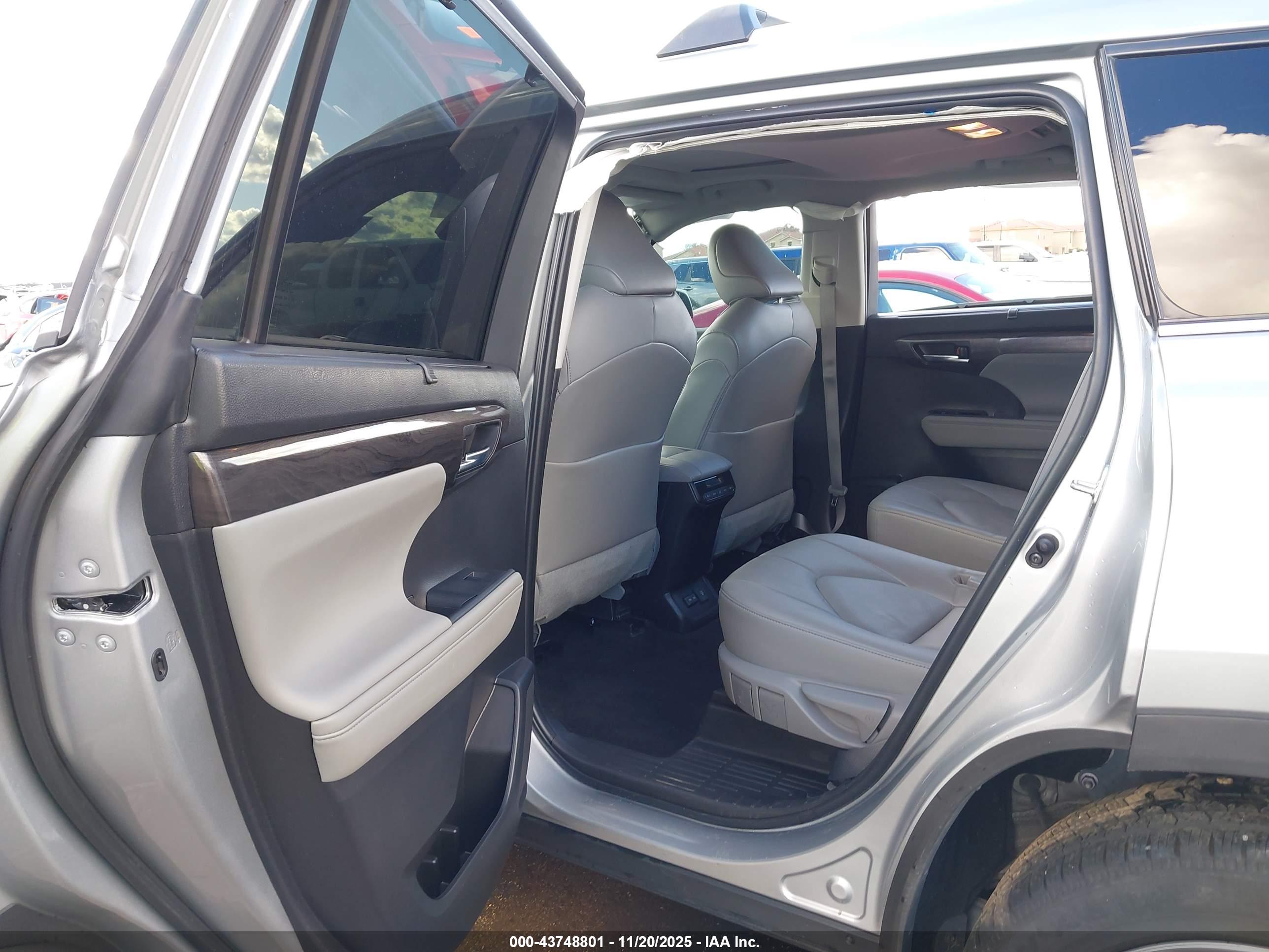 TOYOTA HIGHLANDER image 8