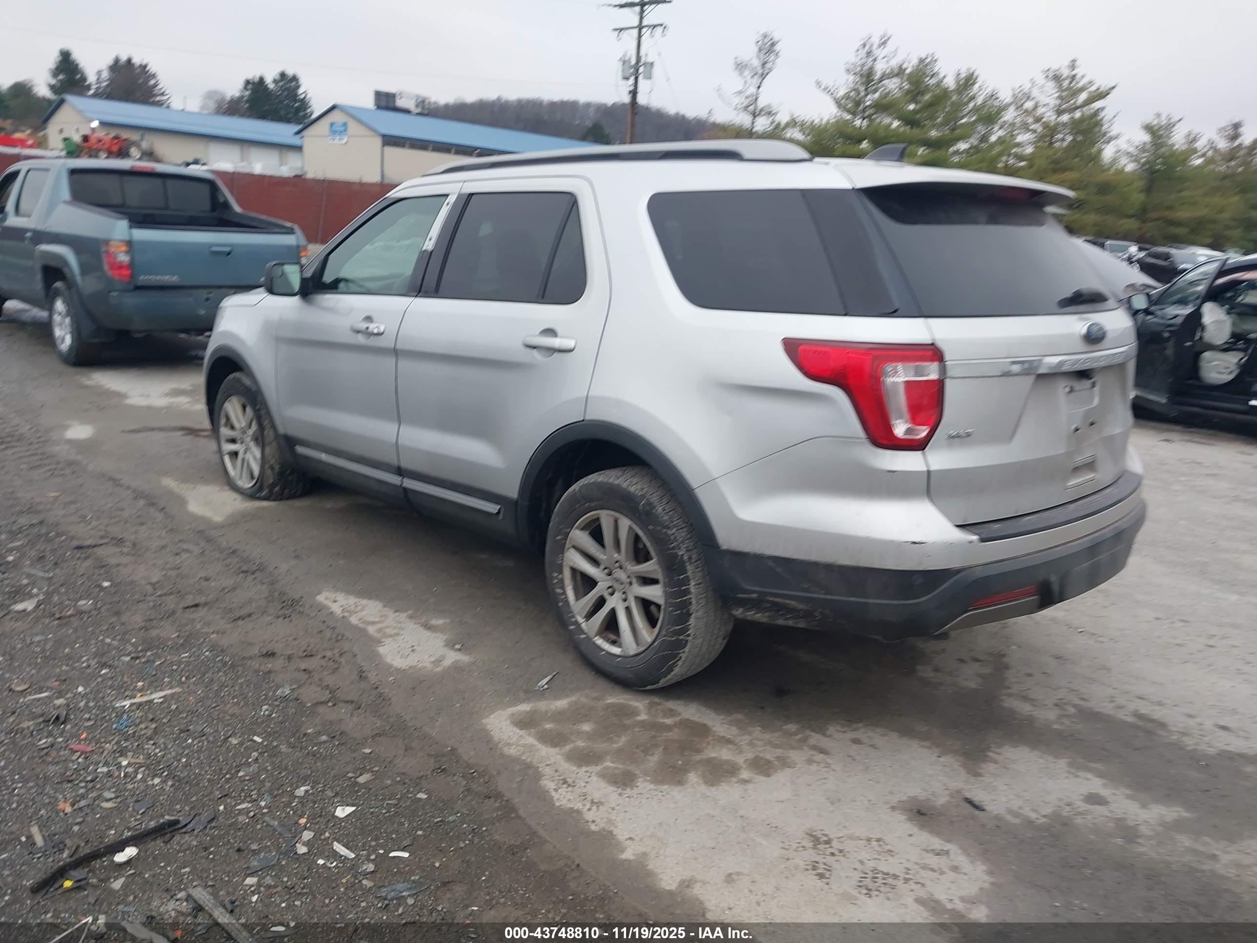 FORD EXPLORER image 3