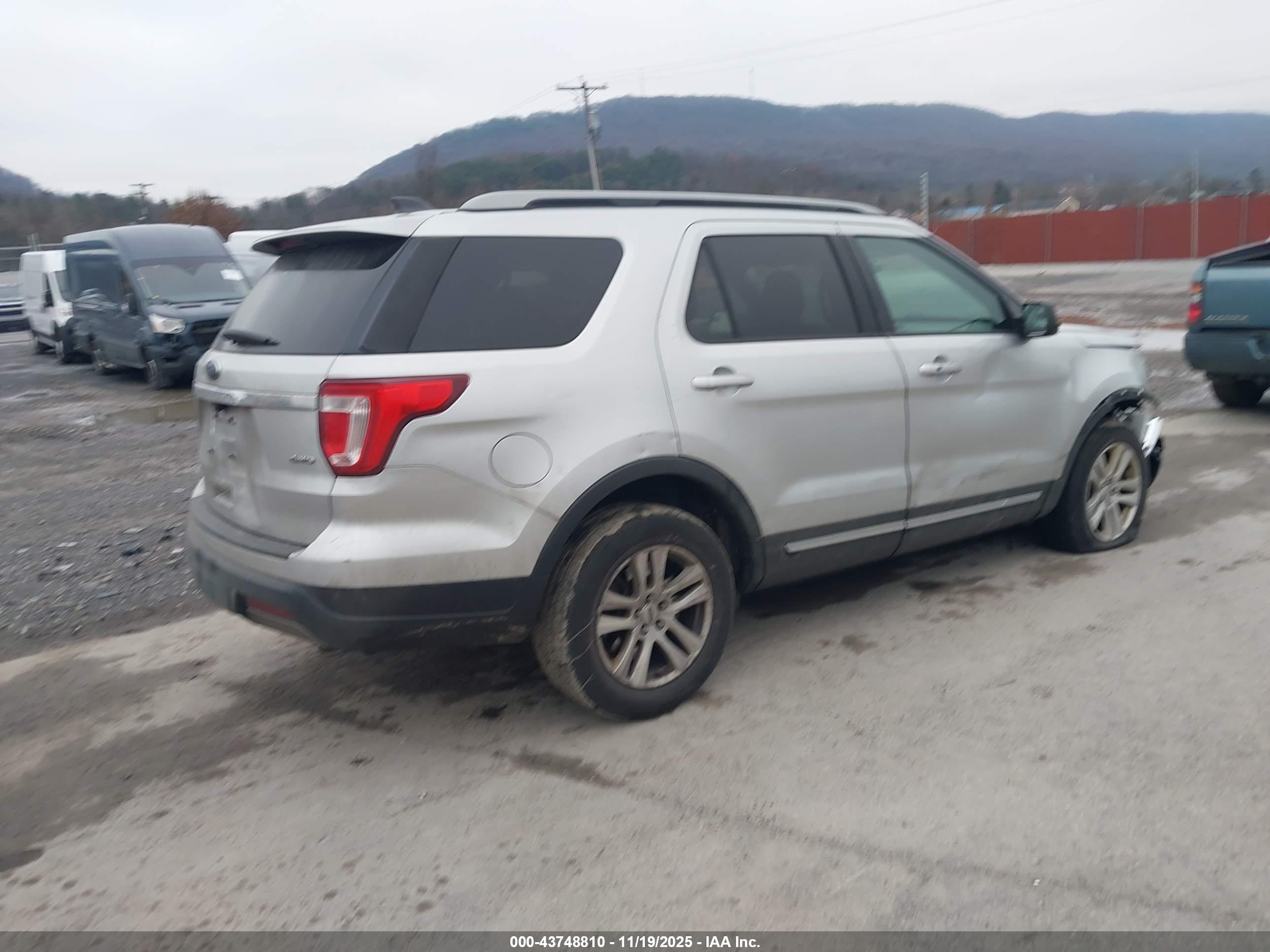 FORD EXPLORER image 4