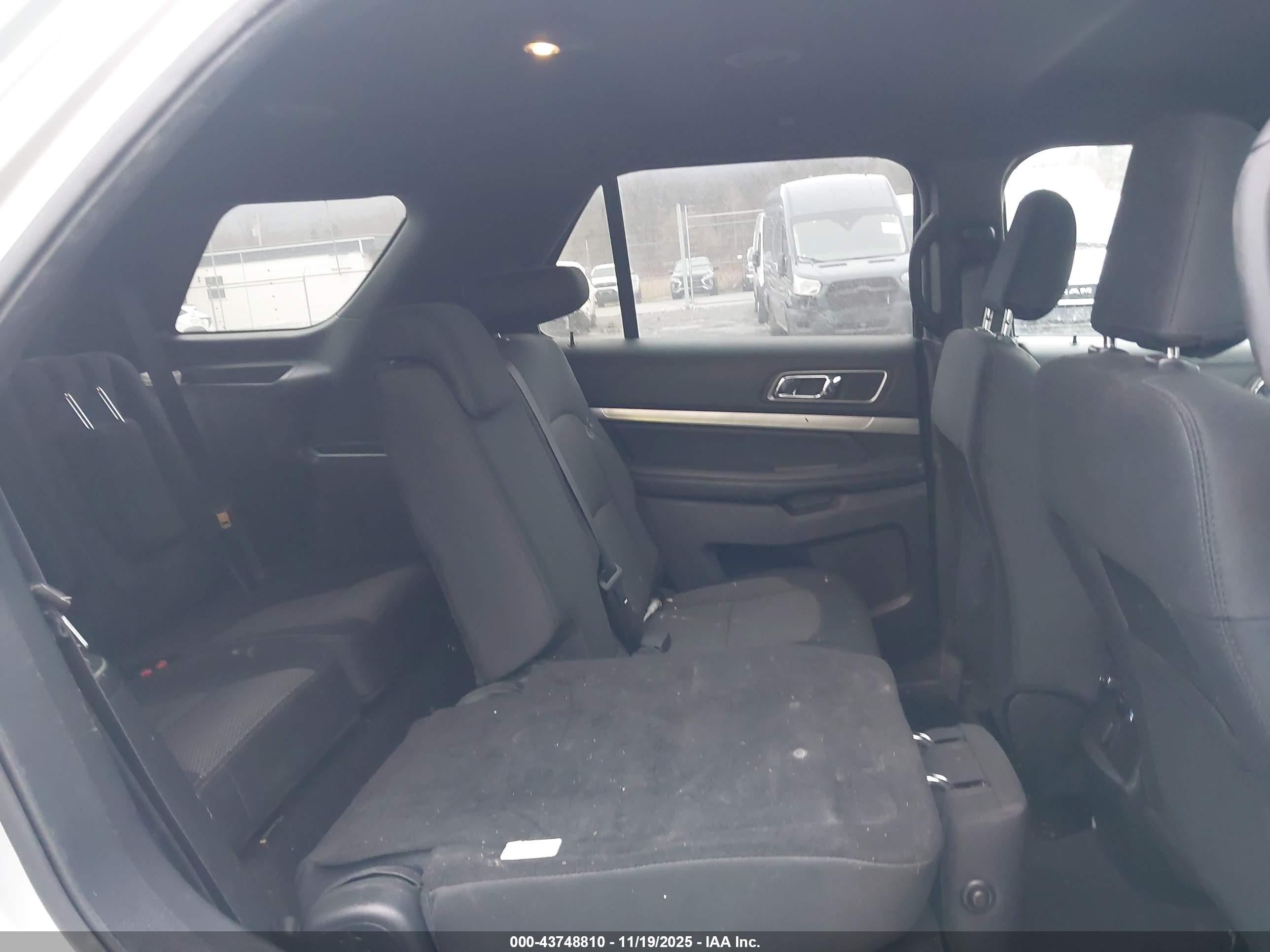 FORD EXPLORER image 8