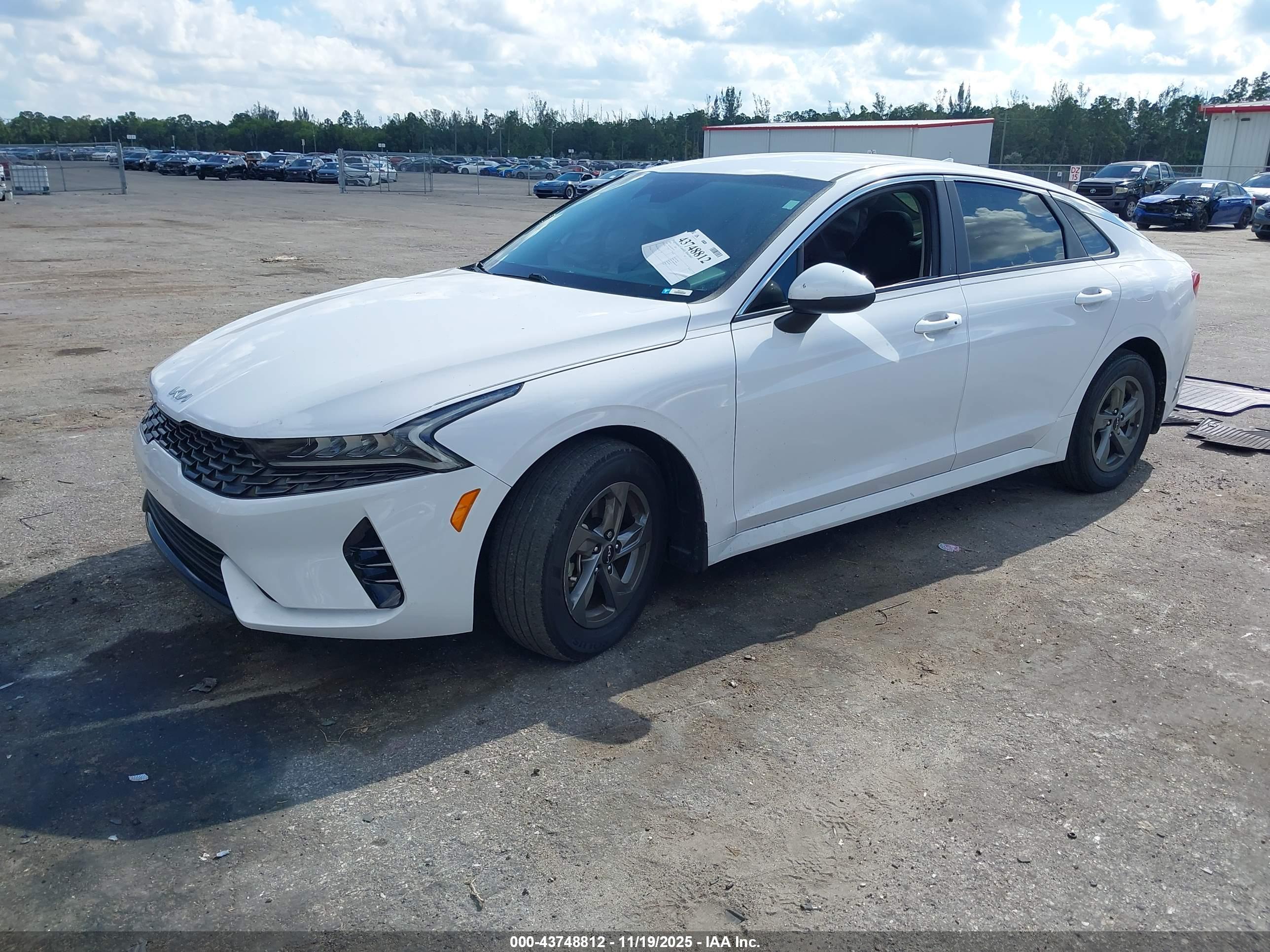 KIA K5 image 2