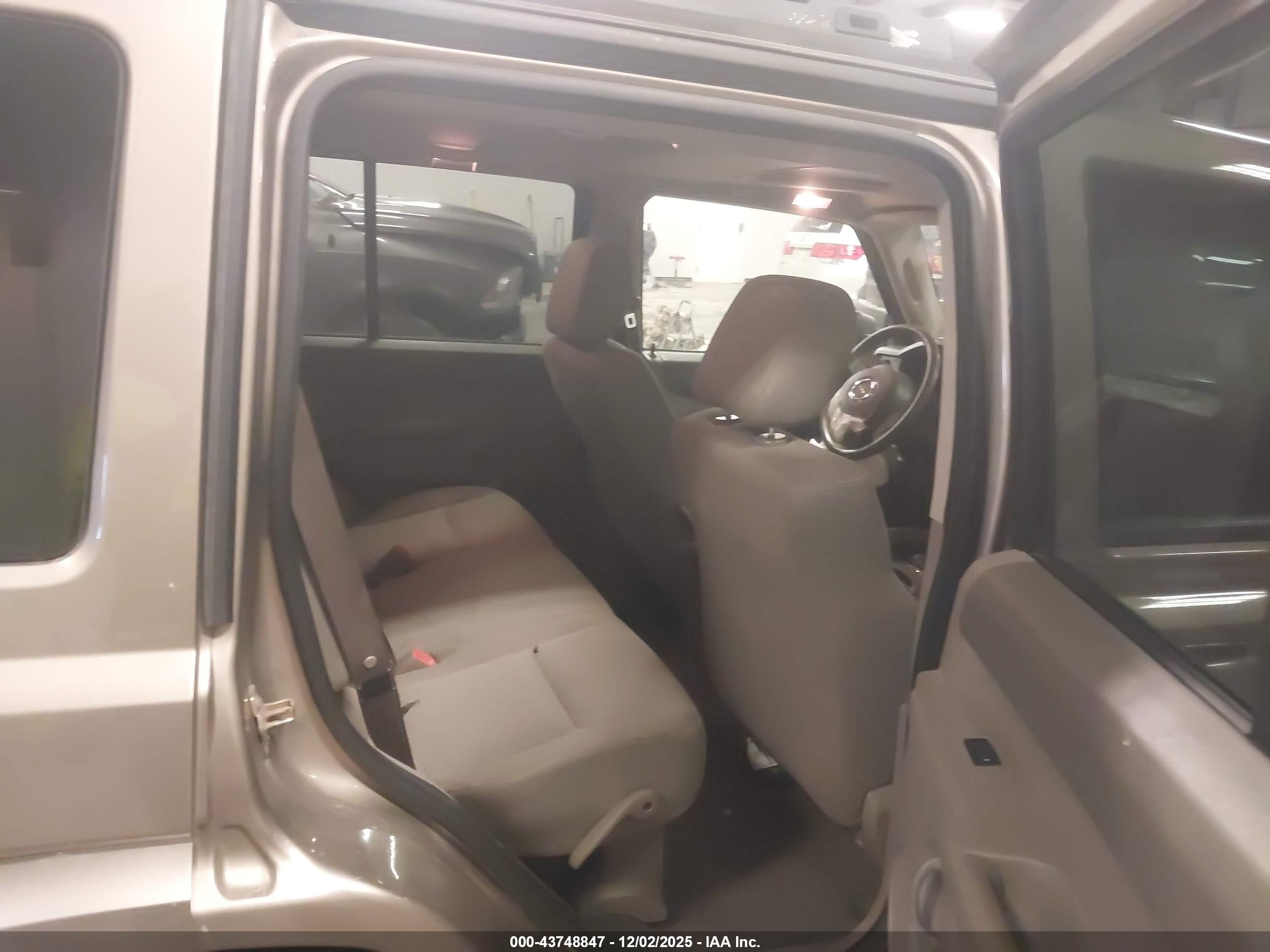 JEEP COMMANDER image 8