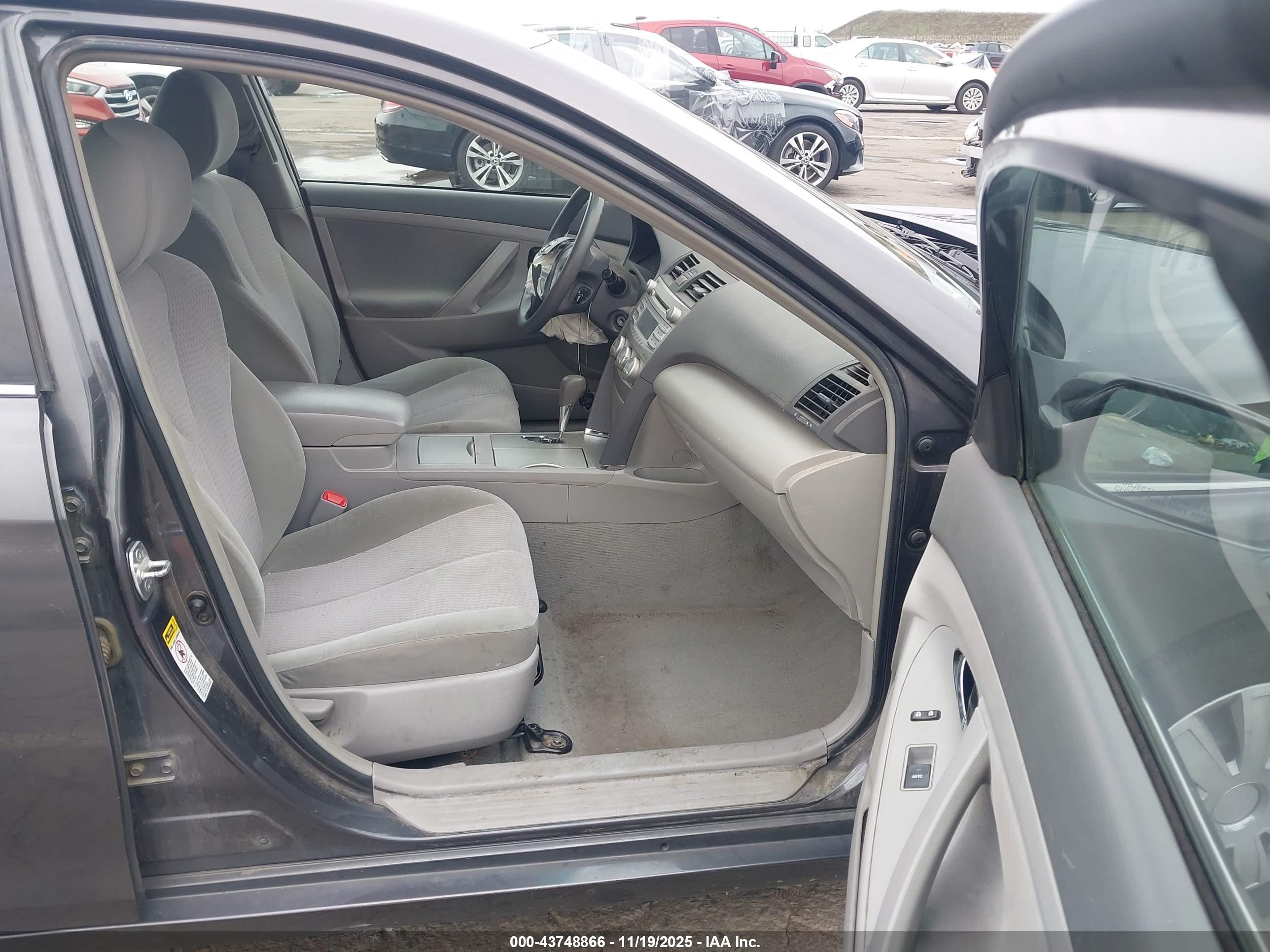 TOYOTA CAMRY image 5