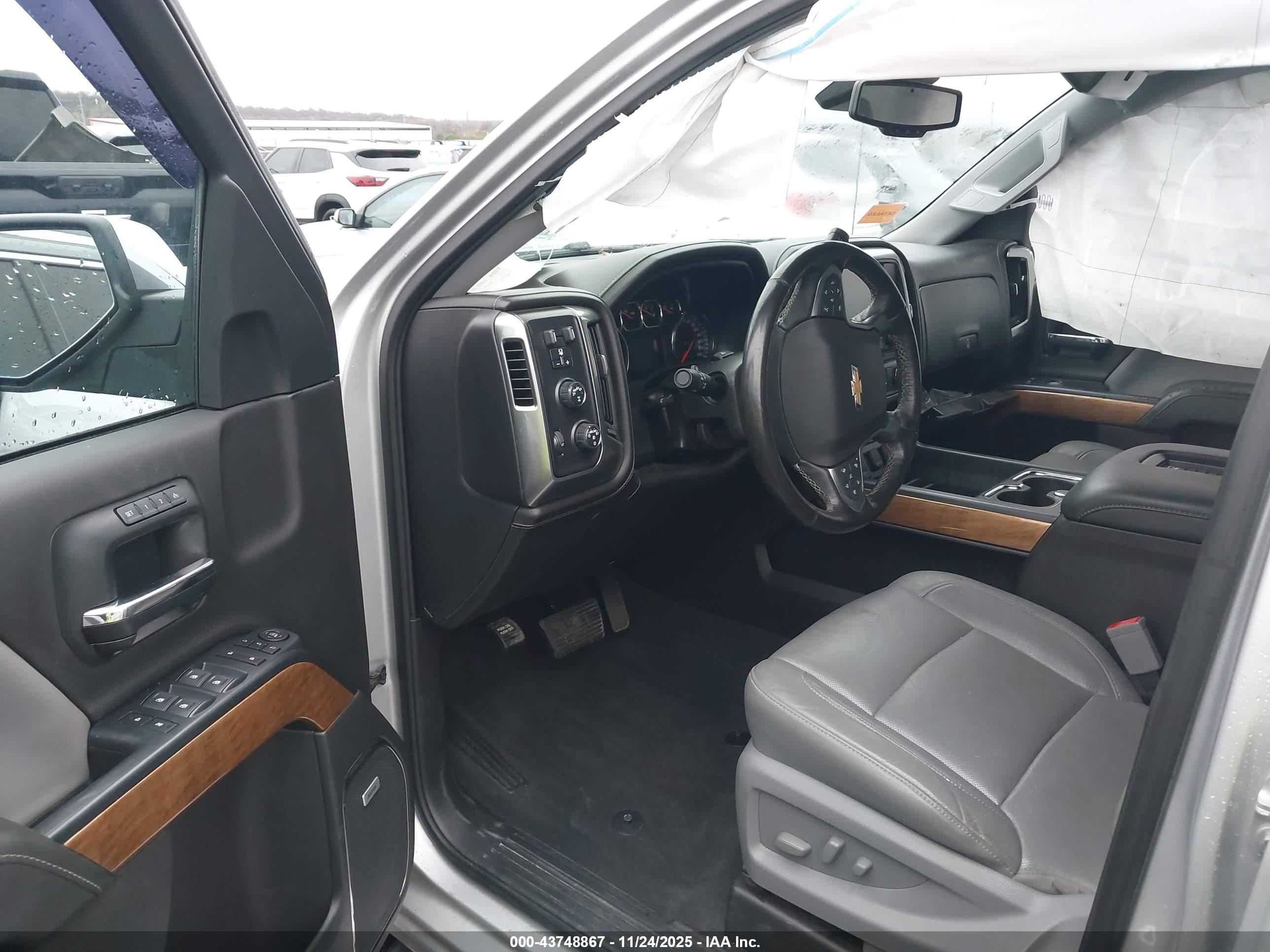 CHEVROLET SILVERADO image 5