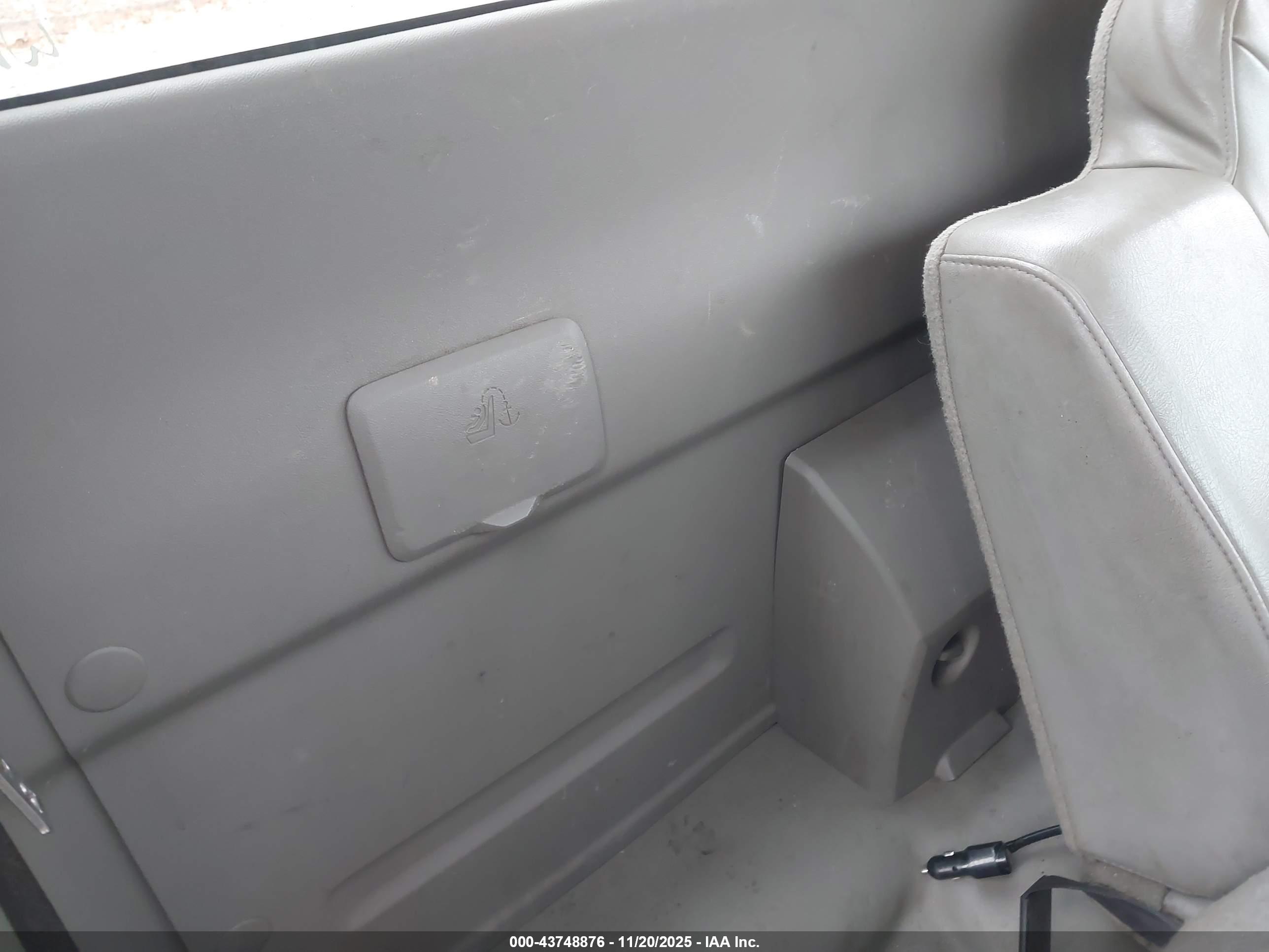 CHEVROLET COLORADO image 8