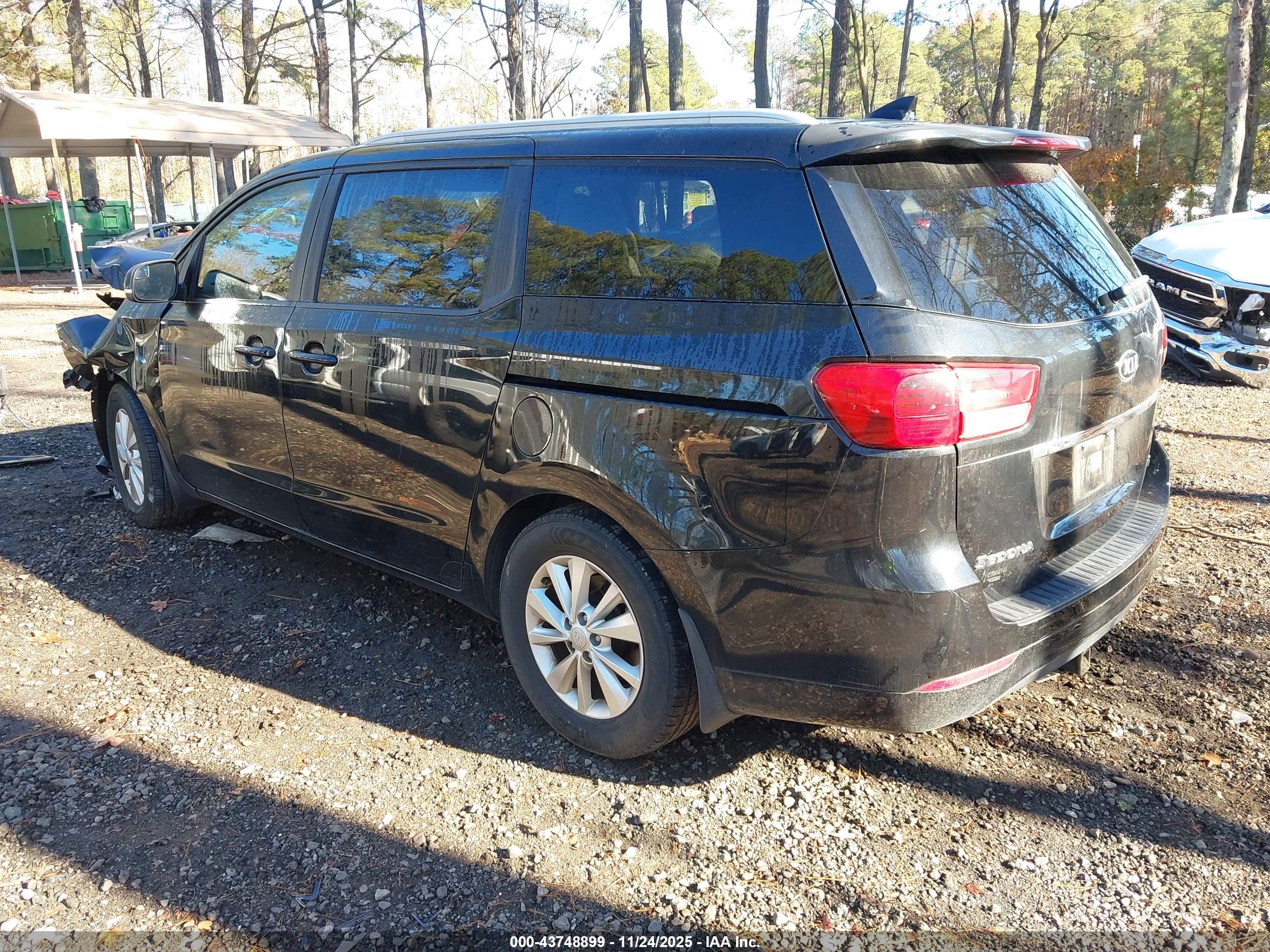 KIA SEDONA image 3