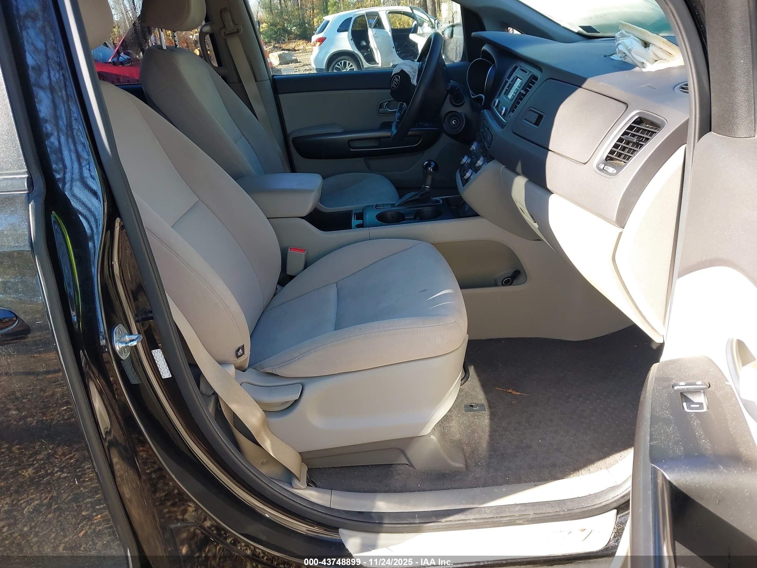 KIA SEDONA image 5