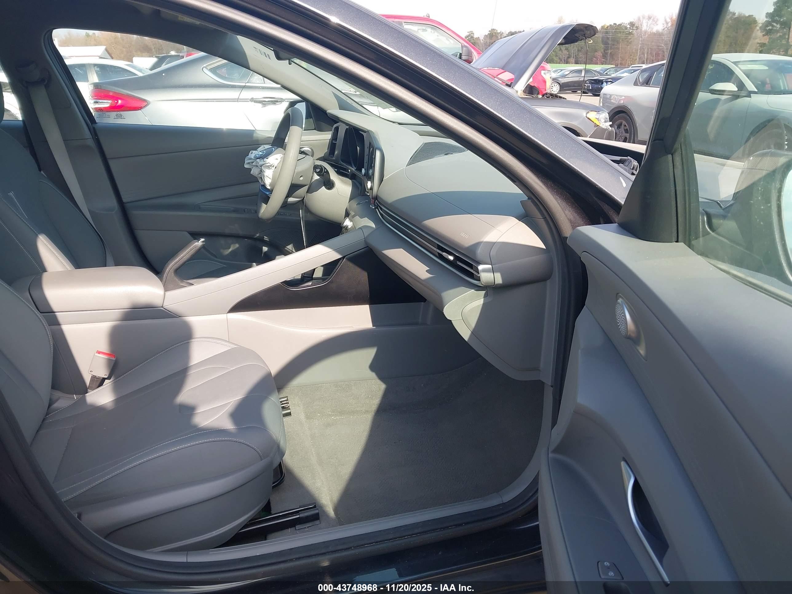 HYUNDAI ELANTRA image 5