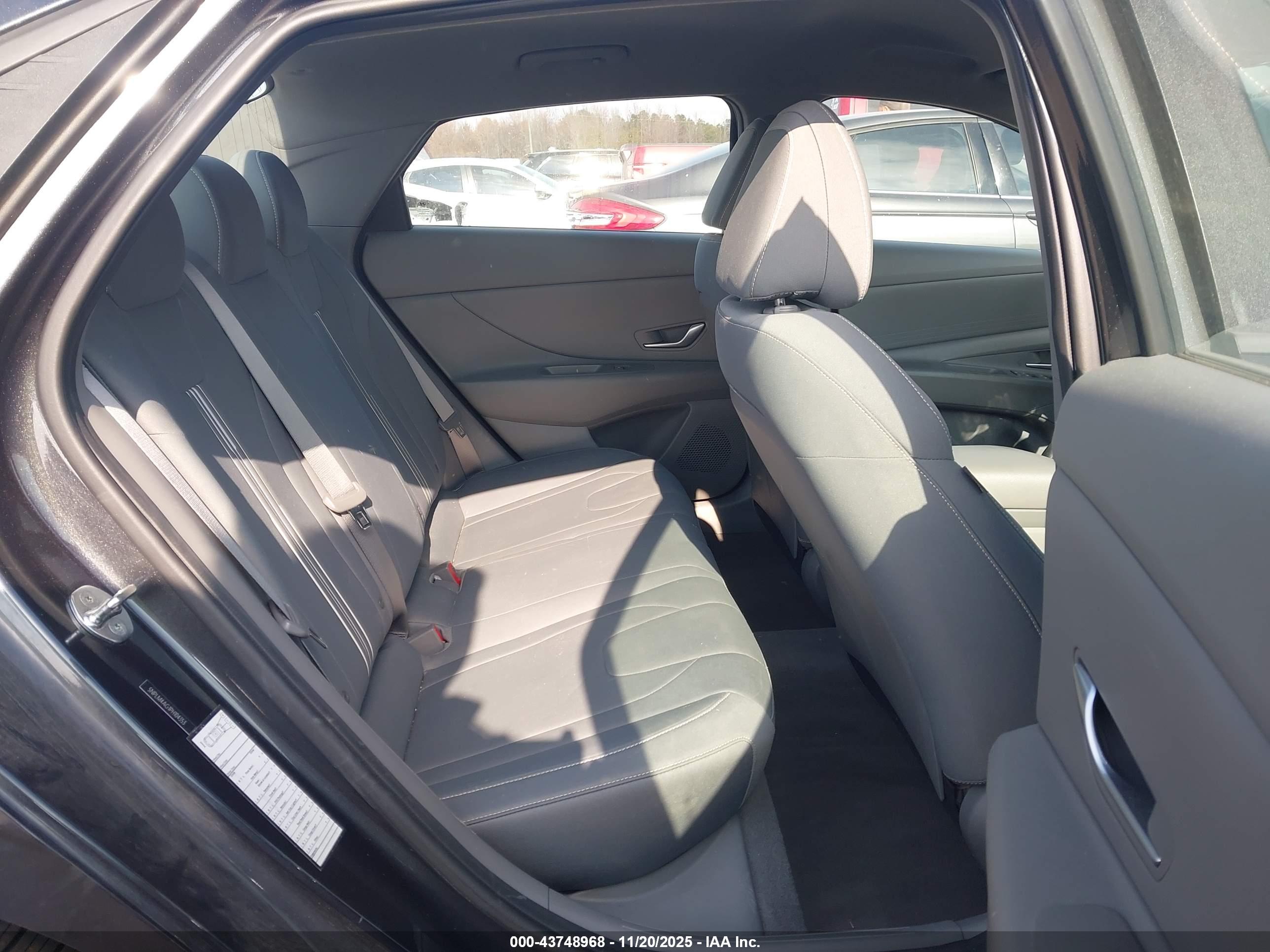 HYUNDAI ELANTRA image 8