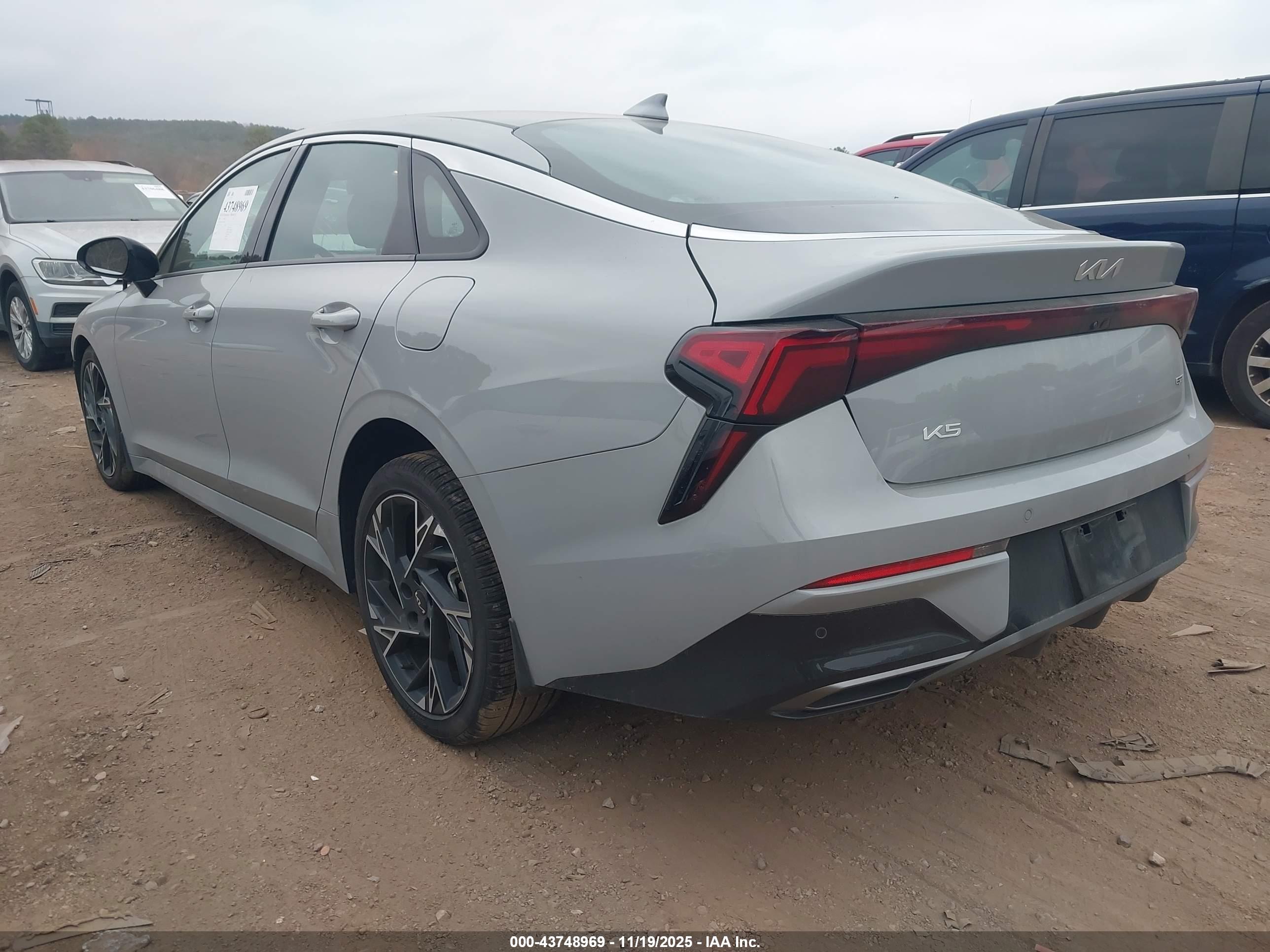 KIA K5 image 3
